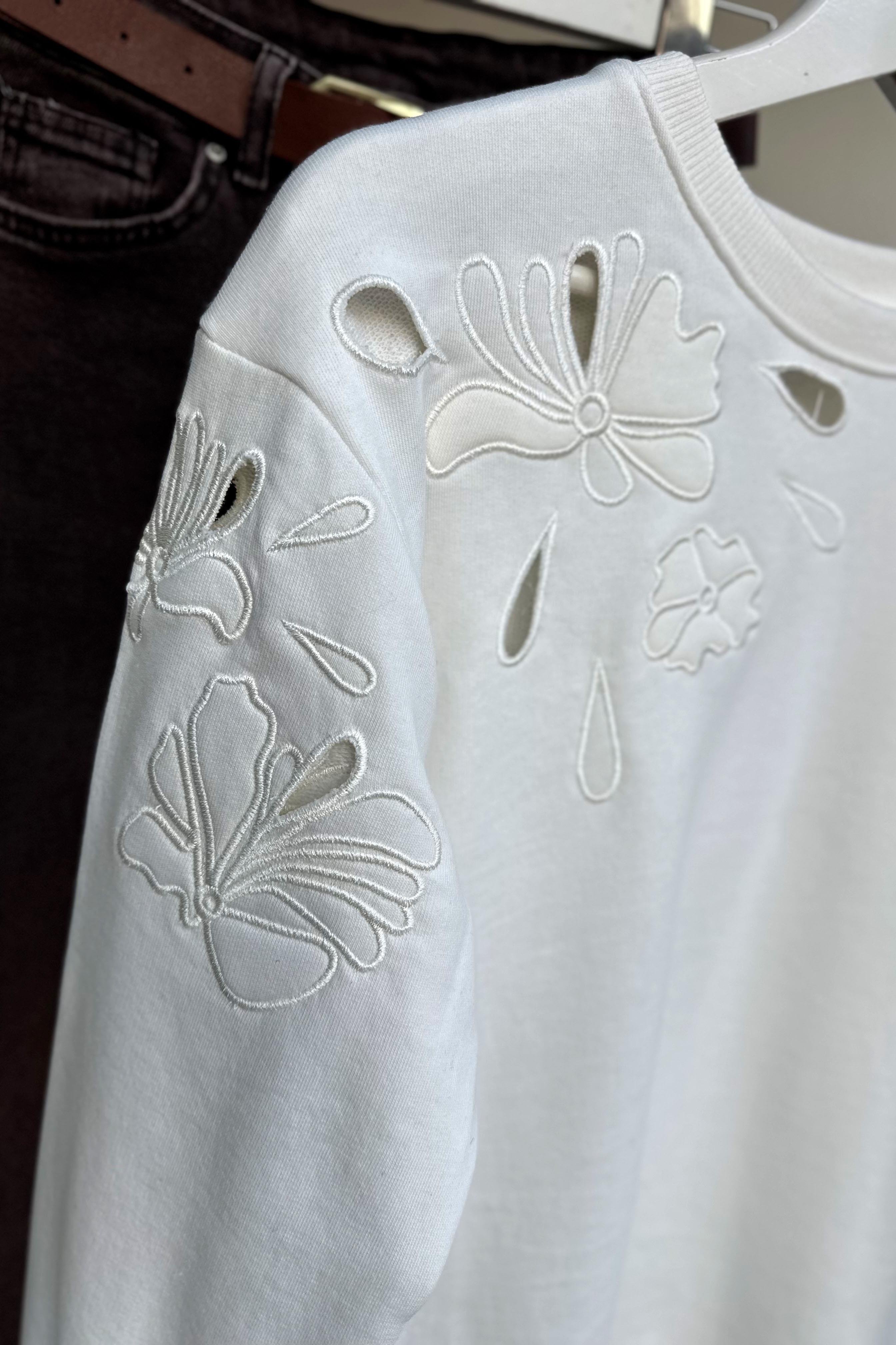 Orjinal Marka Nakışlı Cutout Sweatshirt Beyaz