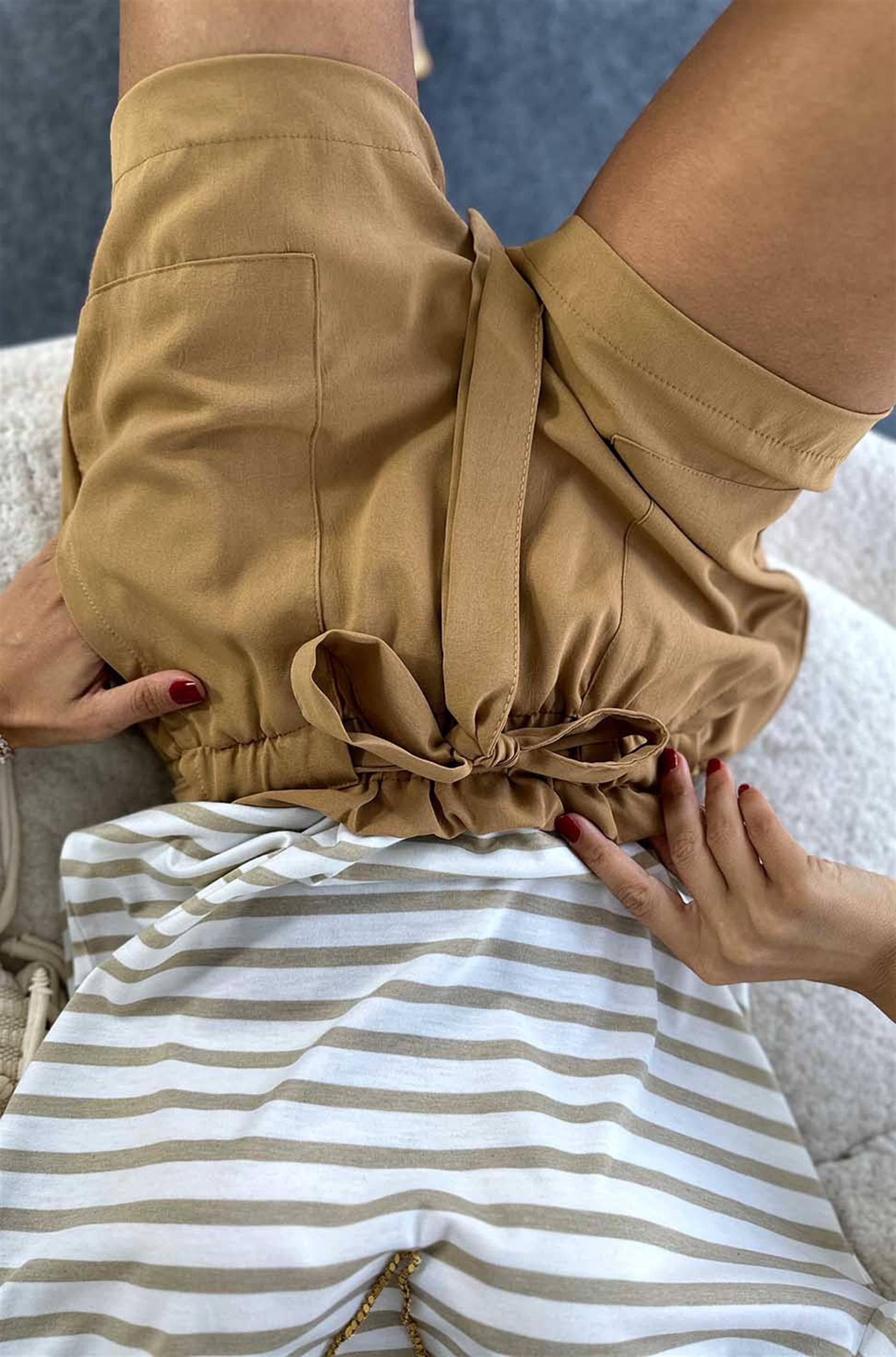 Pamuklu Kumaş Beli Lastikli ve Kuşaklı Şort Camel