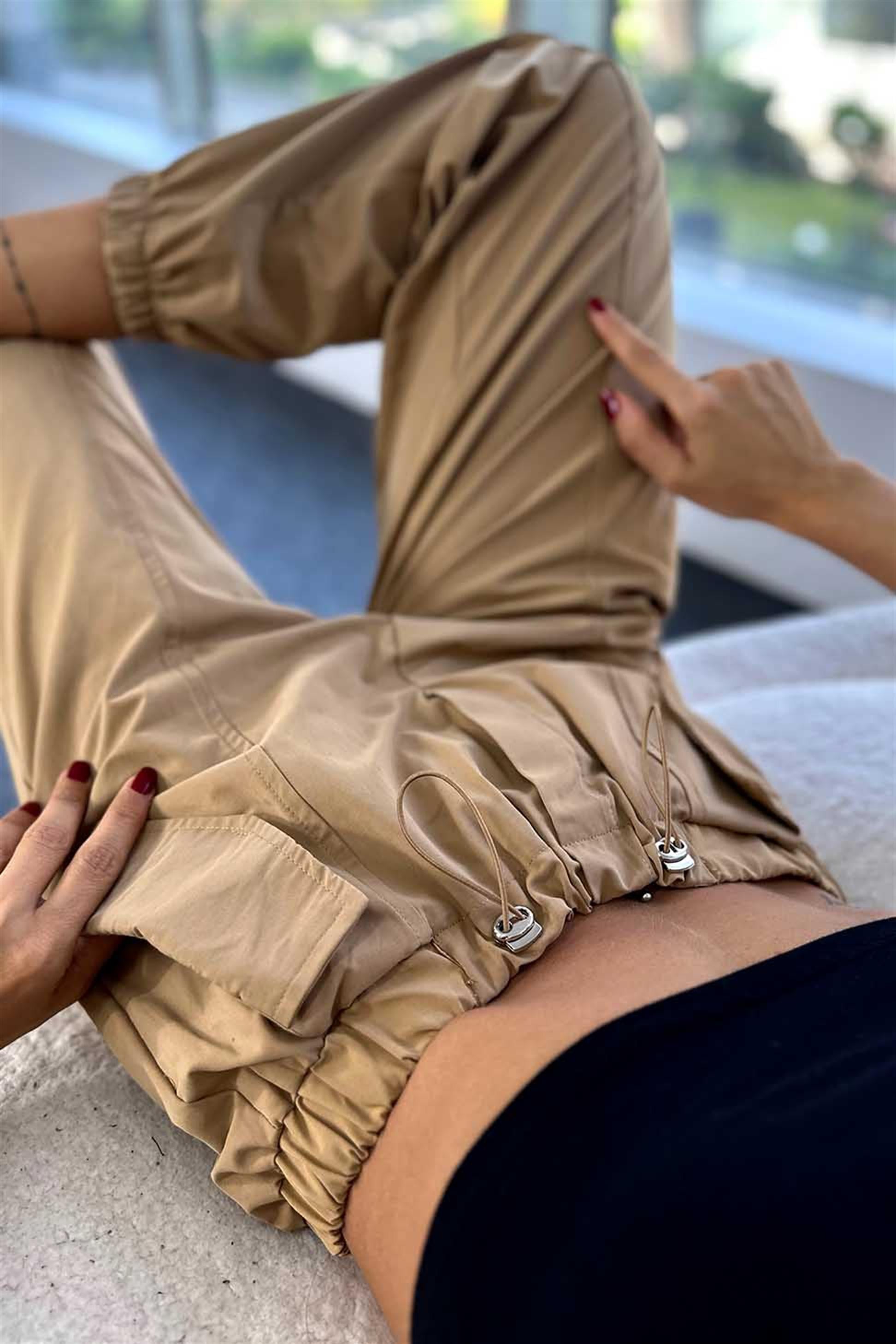 Paraşüt Kumaş Beli ve Paçası Lastıkli Kadın Pantolon Camel