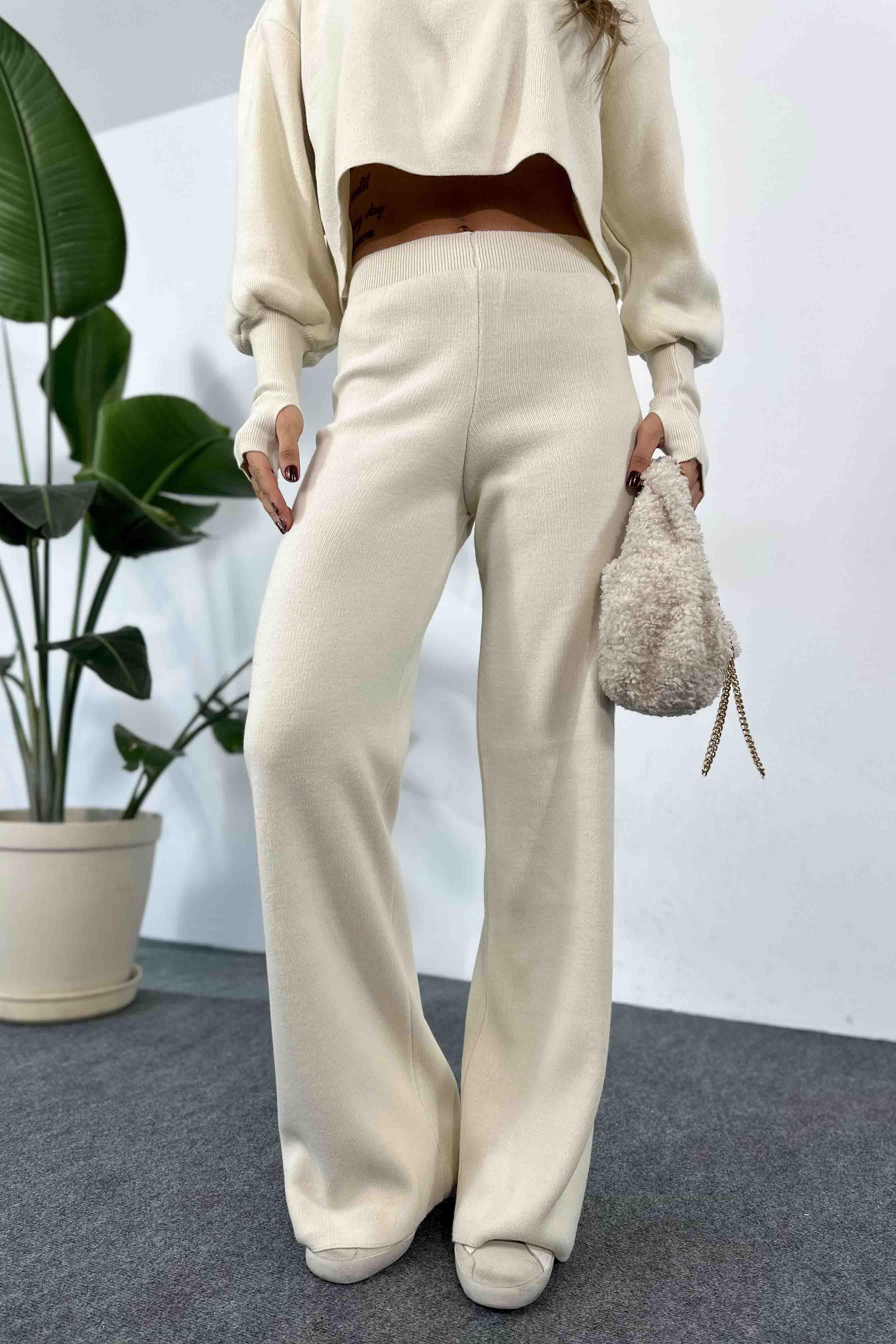 Parmak Geçişli Tasarım Triko Takım Ekru