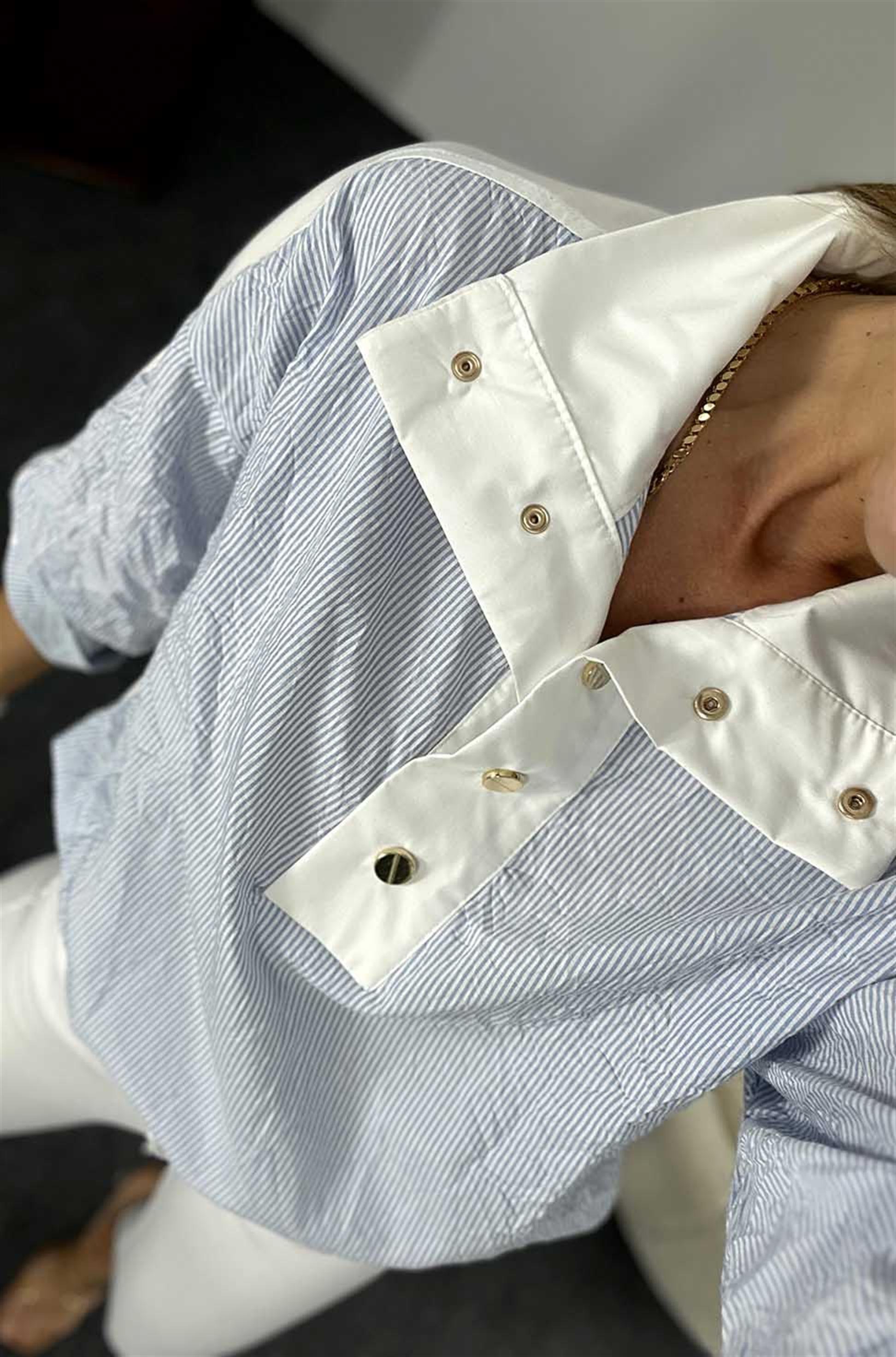 Poplin Kumaş Gold Düğme Detaylı Yarım Kol Bluz Mavi