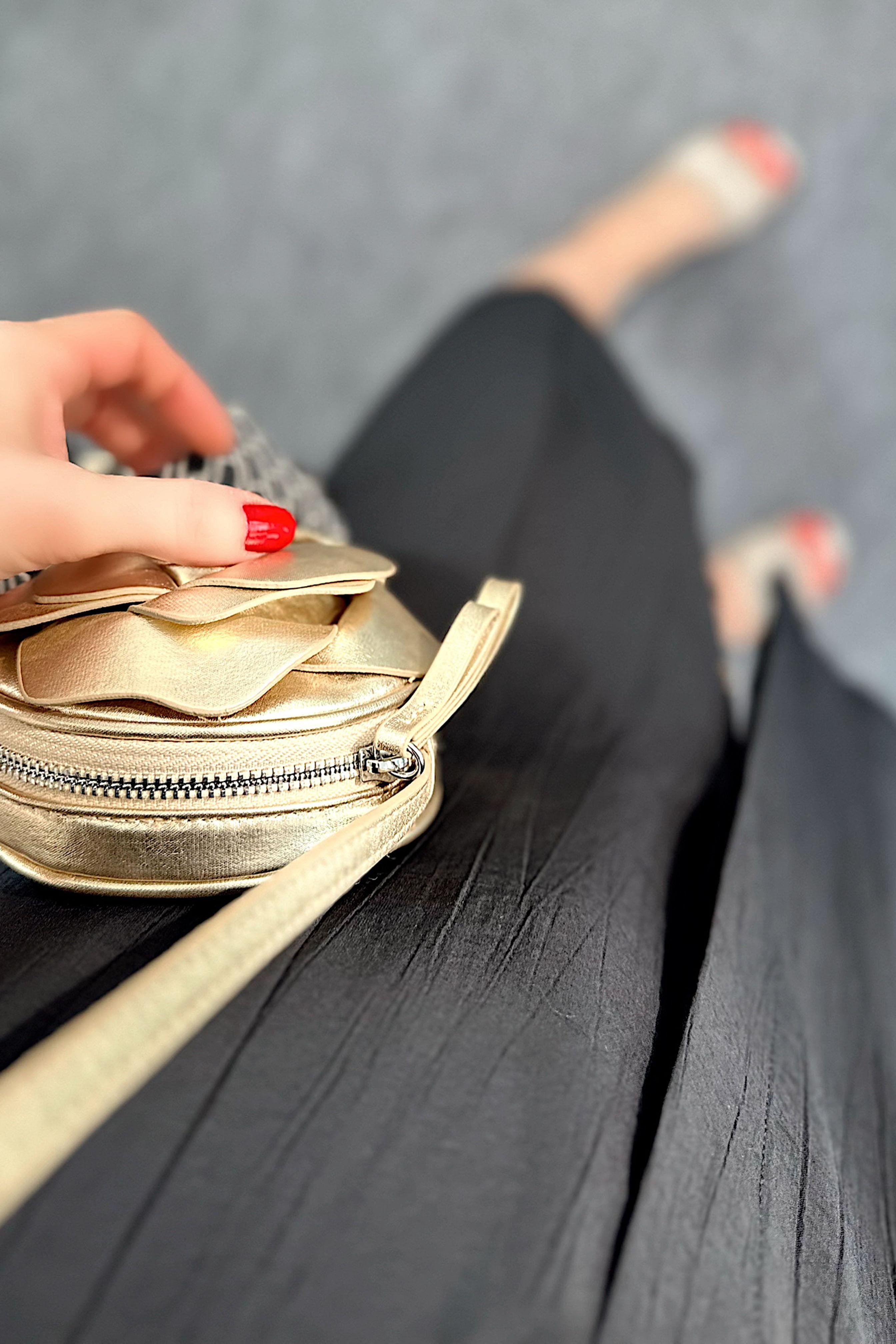 Premium Kalite Gofre Kumaş Önden Düğmeli Midi Elbise Siyah