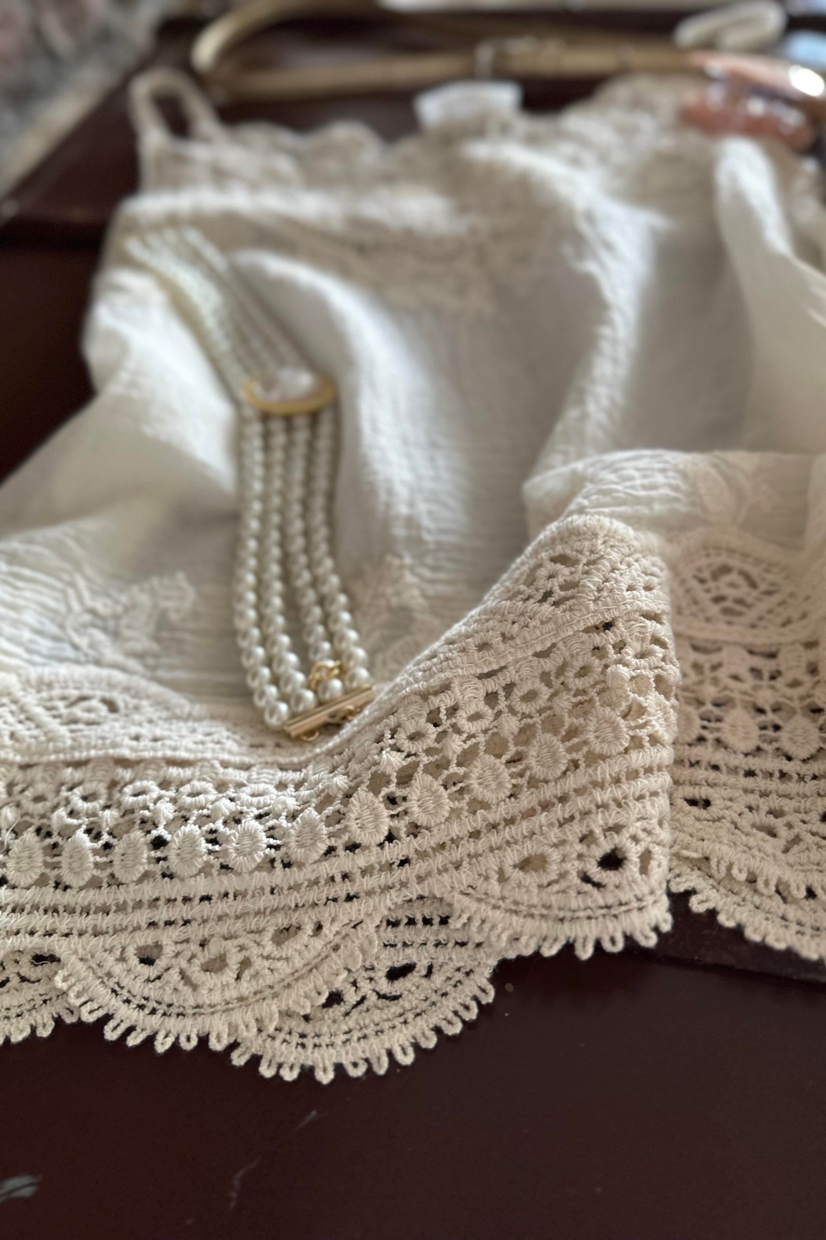 Premium Kalite Güpür Detay Askılı Bluz Krem
