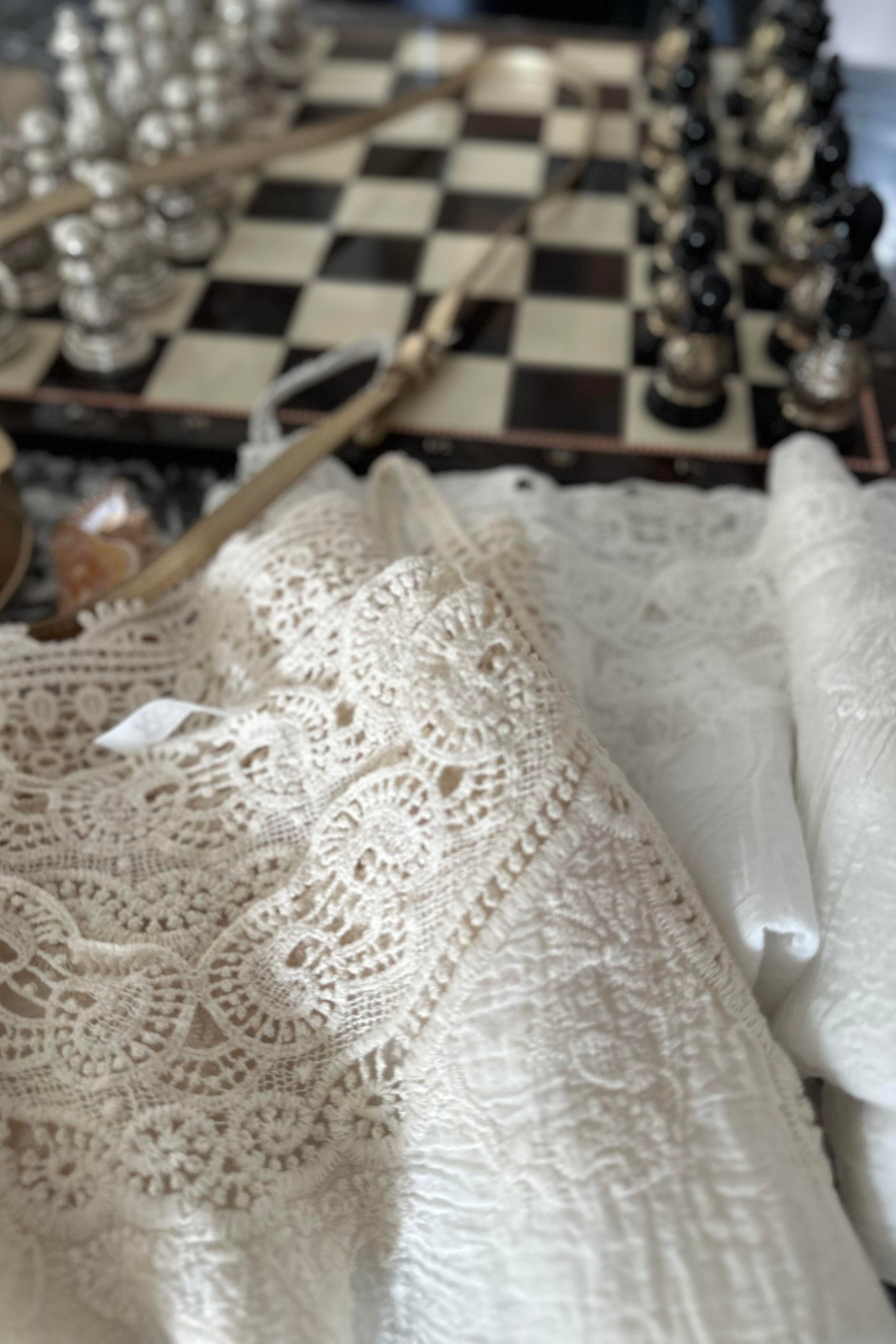 Premium Kalite Güpür Detay Askılı Bluz Krem