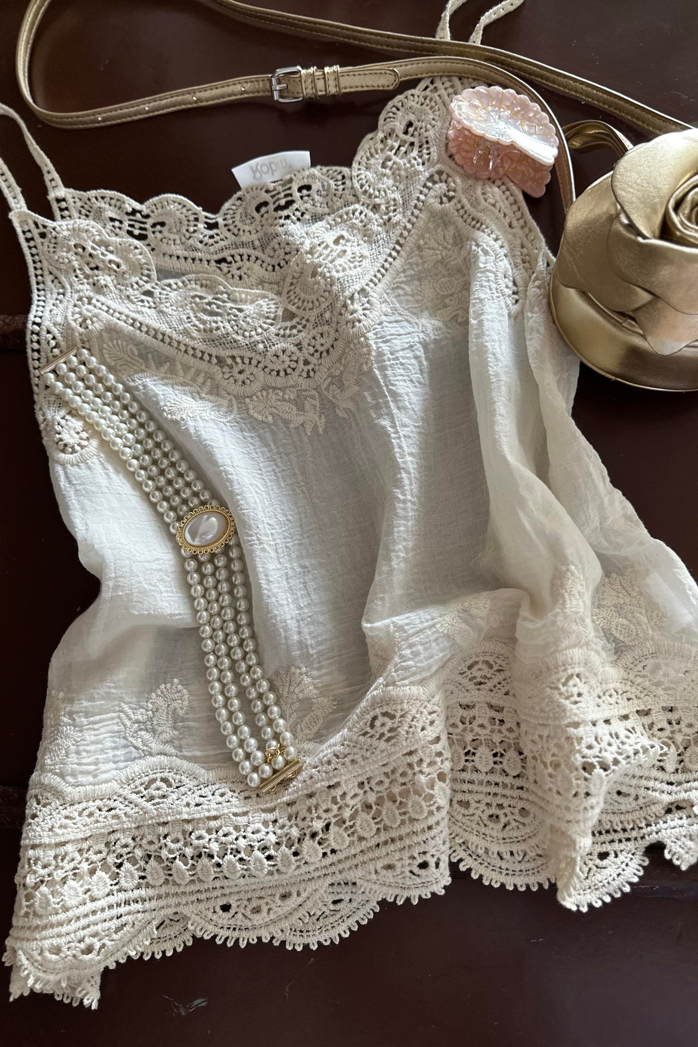 Premium Kalite Güpür Detay Askılı Bluz Krem