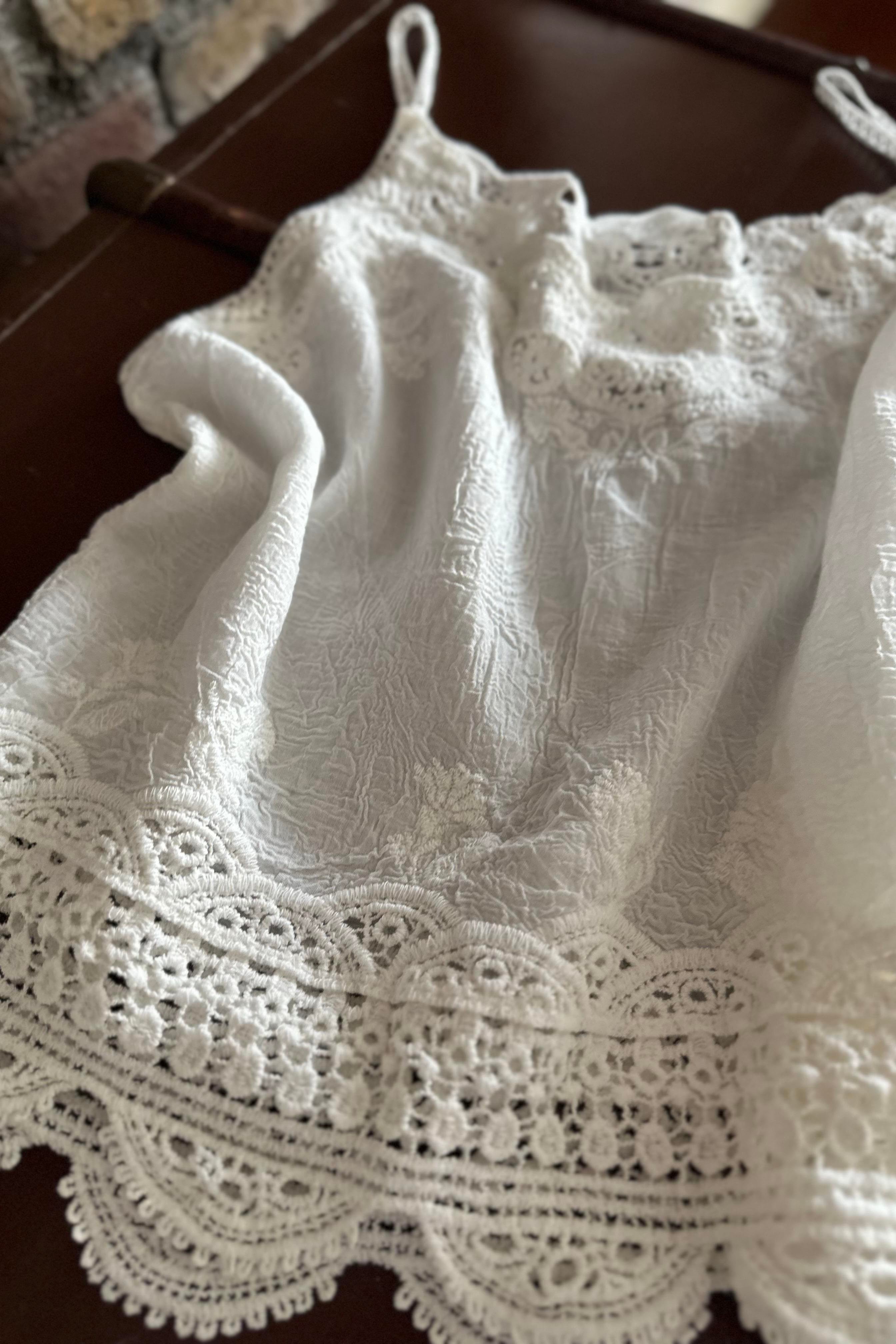 Premium Kalite Güpür Detay Askılı Bluz Beyaz