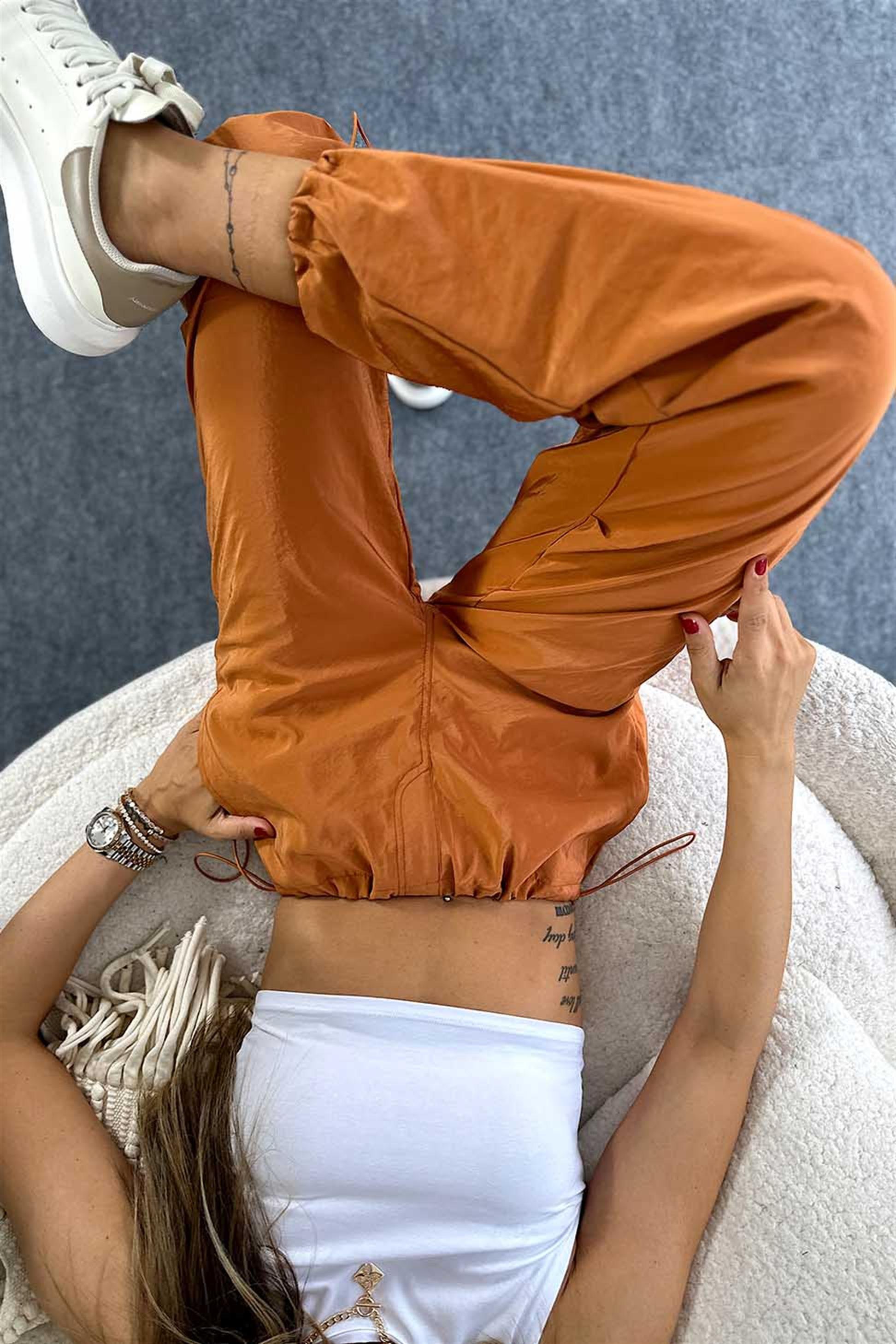 Premium Kalite Paraşüt Kumaş Beli ve Paçaları Lastik Sıkmalı Tasarım Kadın Pantalon Tarçın