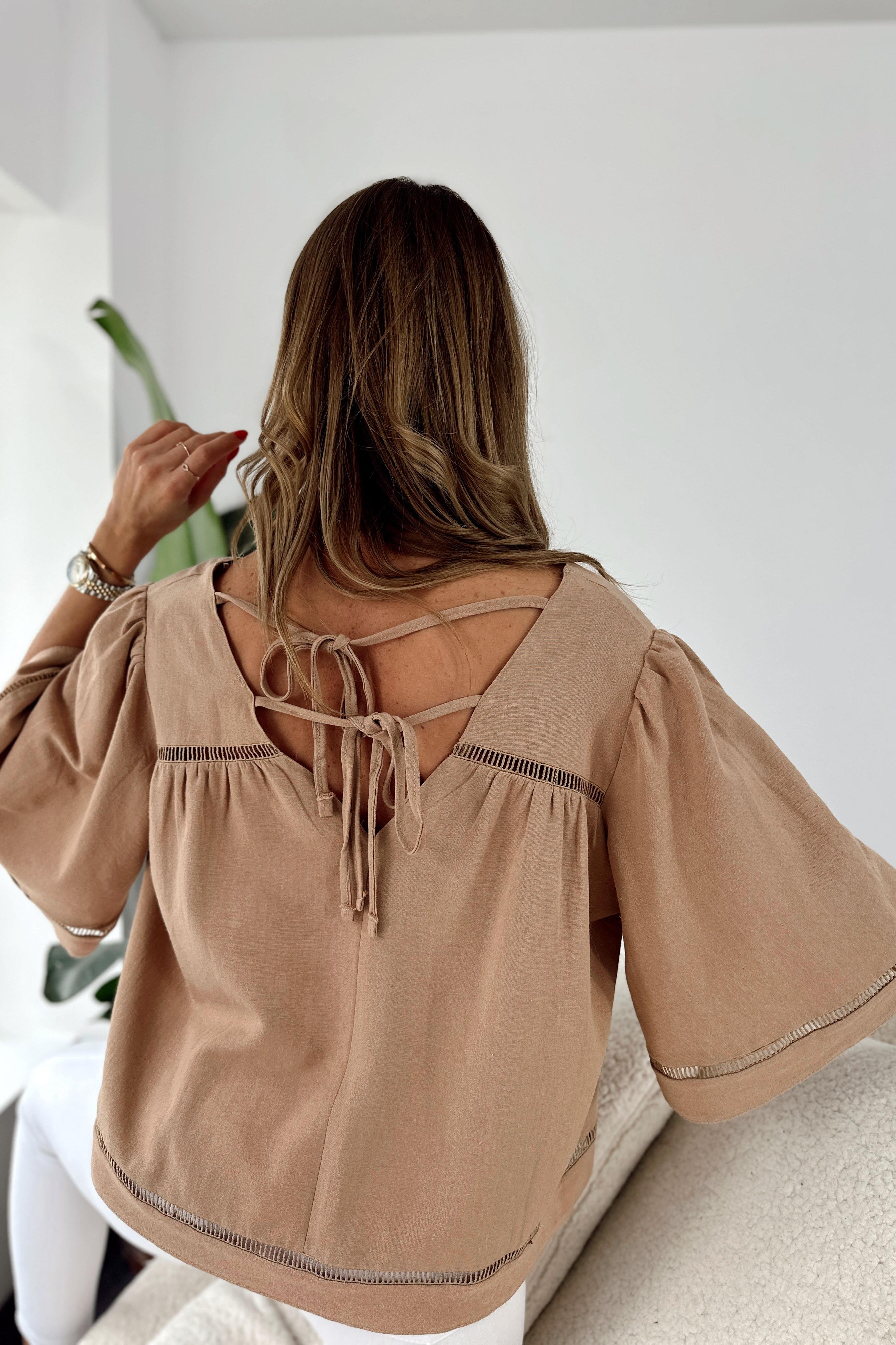 Premium Seri Keten Dokulu Bağlama Detay Bluz Camel