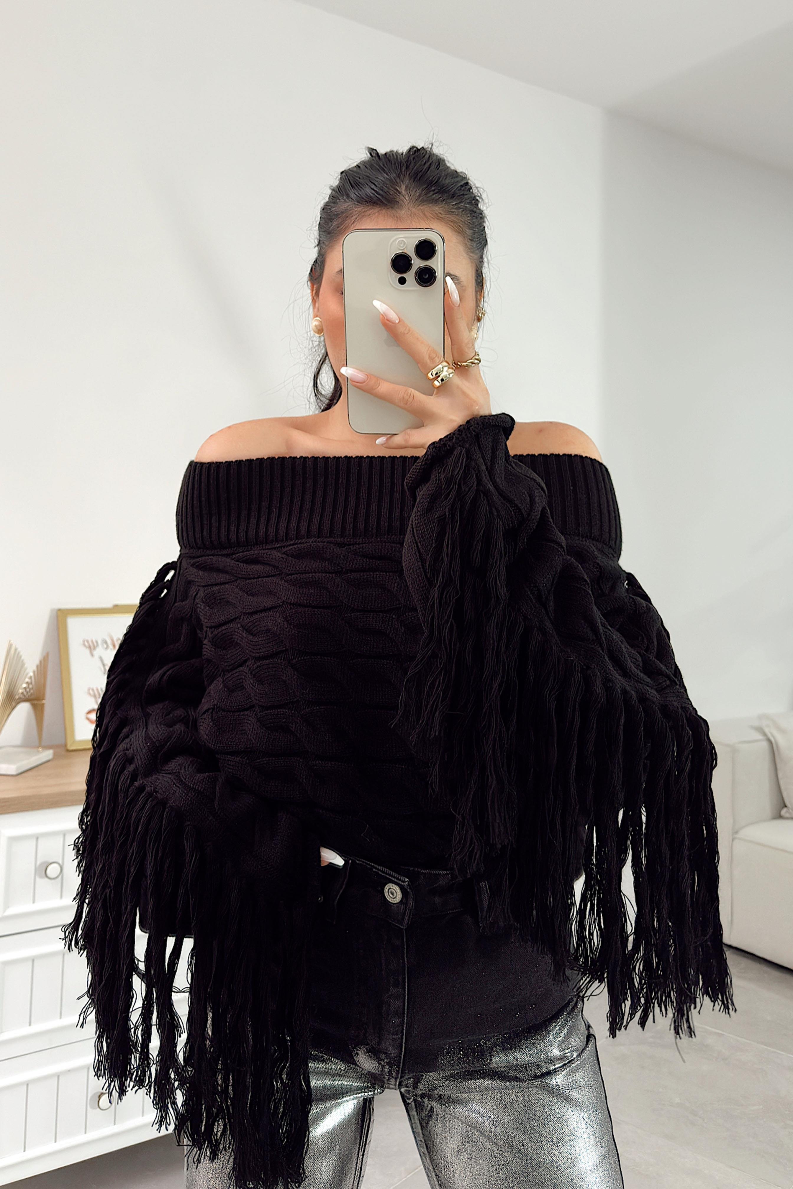 Premium Seri Madonna Yaka Püsküllü Kazak Siyah