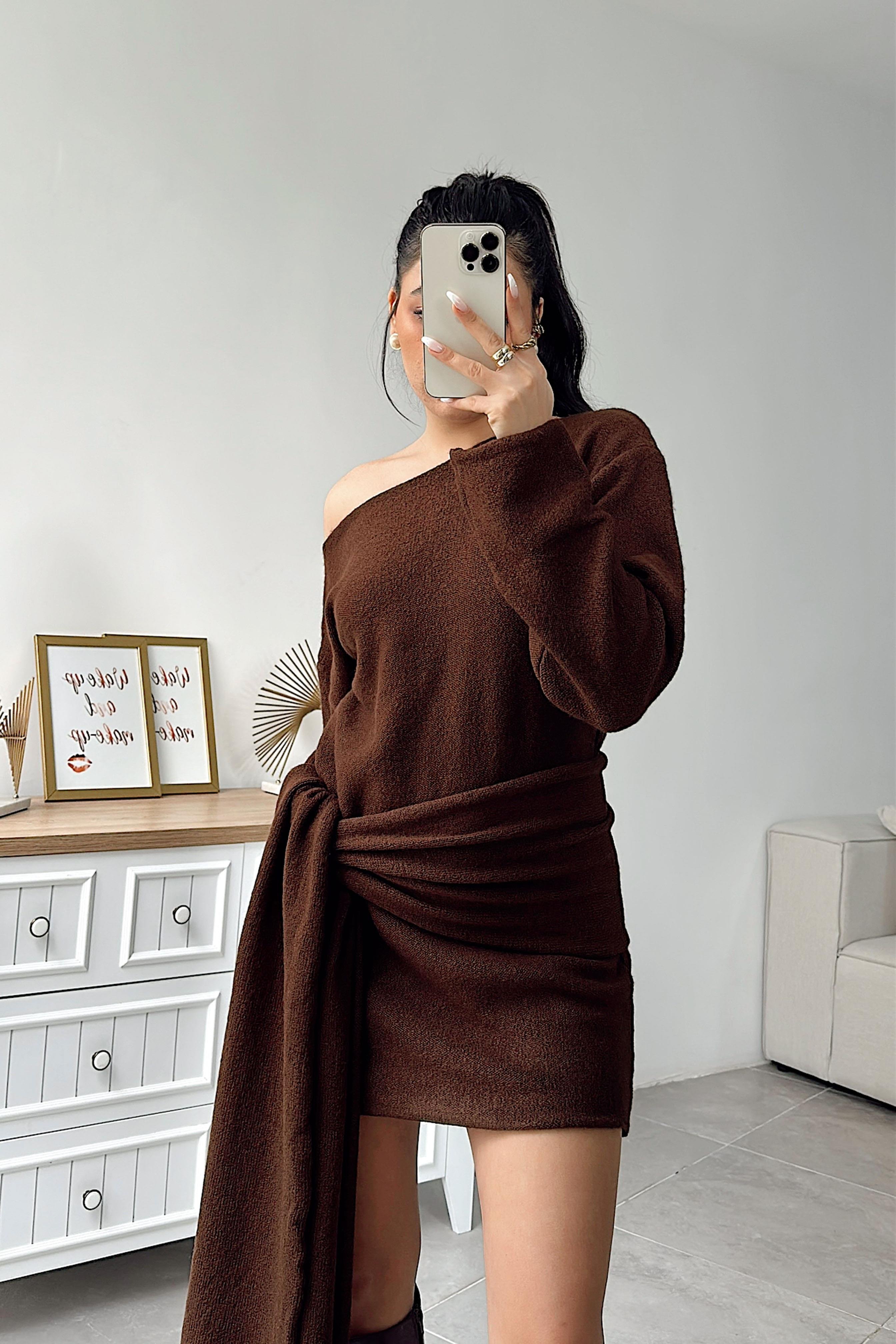Premium Seri Tek Omuz Kuşak Detaylı Mini Triko Elbise Acı Kahve
