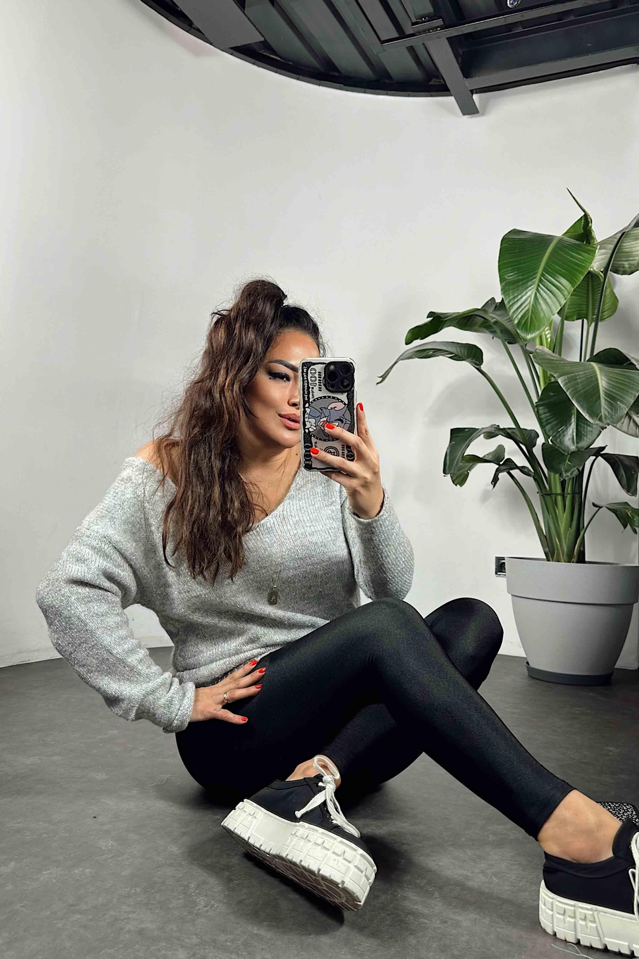 Pullu Tasarım V Yaka Örme Kadın Kazak Gri