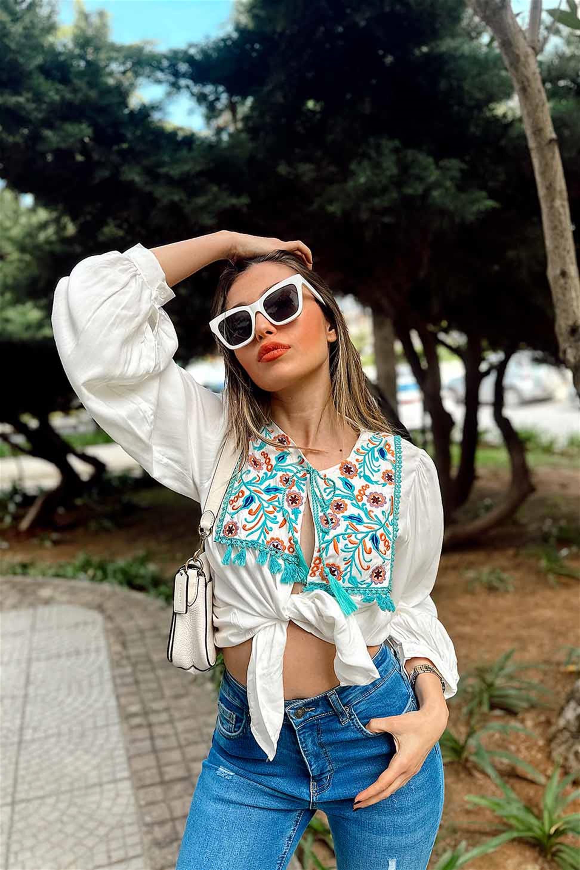 Şile Bezi Etnik Desen Nakış Detaylı Yırtmaçlı Bluz Beyaz