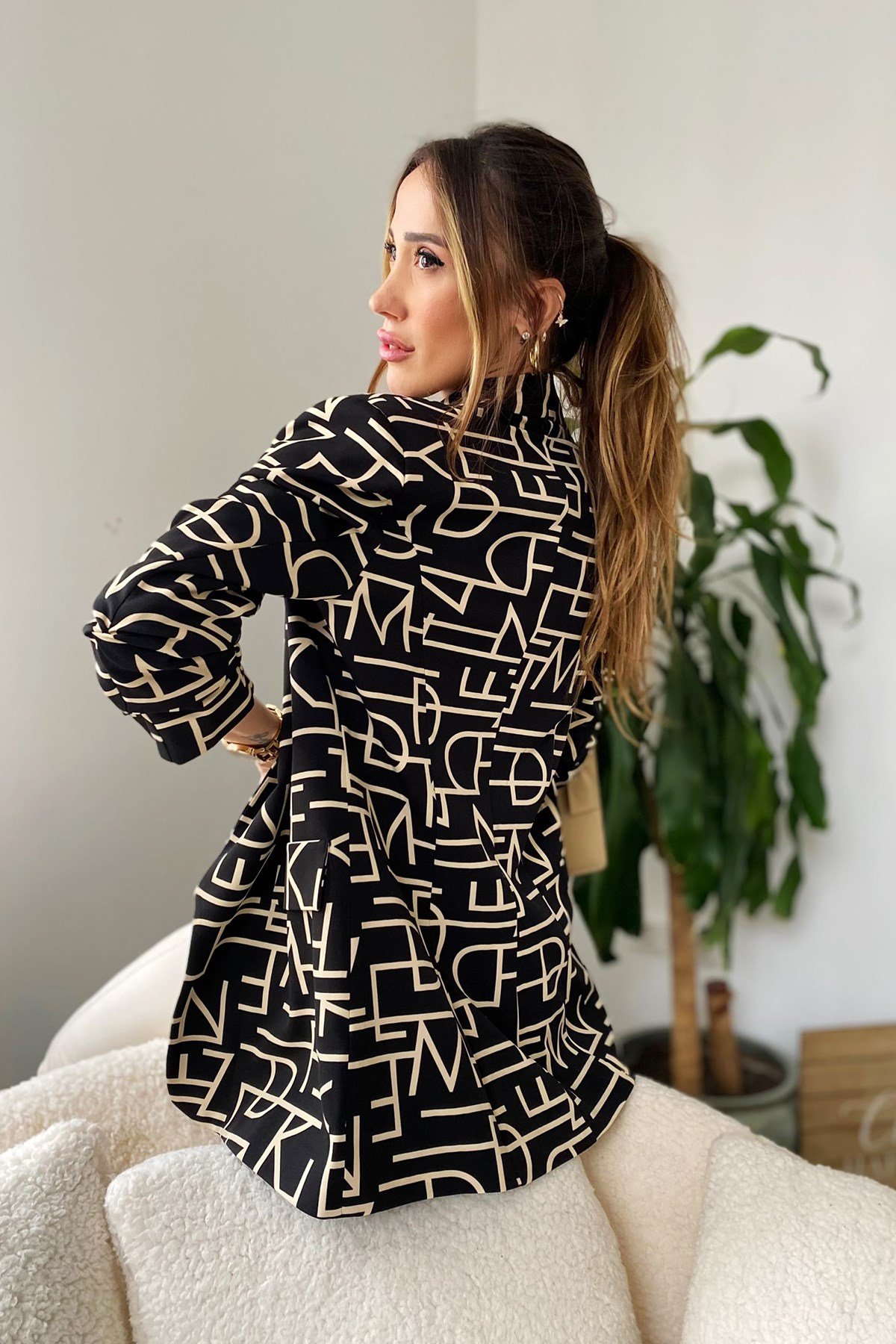 Siyah Bej Asimetrik Harf Detay Tasarım Blazer Ceket