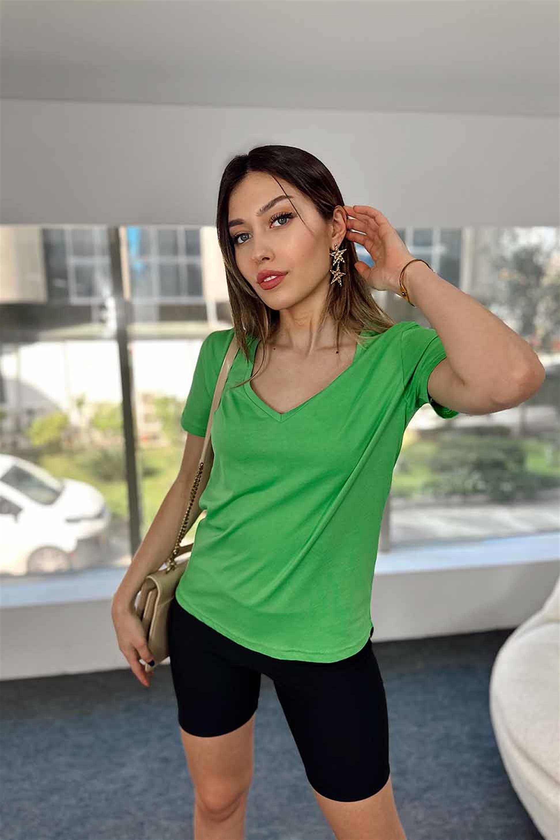 V Yaka Pamuklu Asimetrik Boy Basic Tişört Yeşil