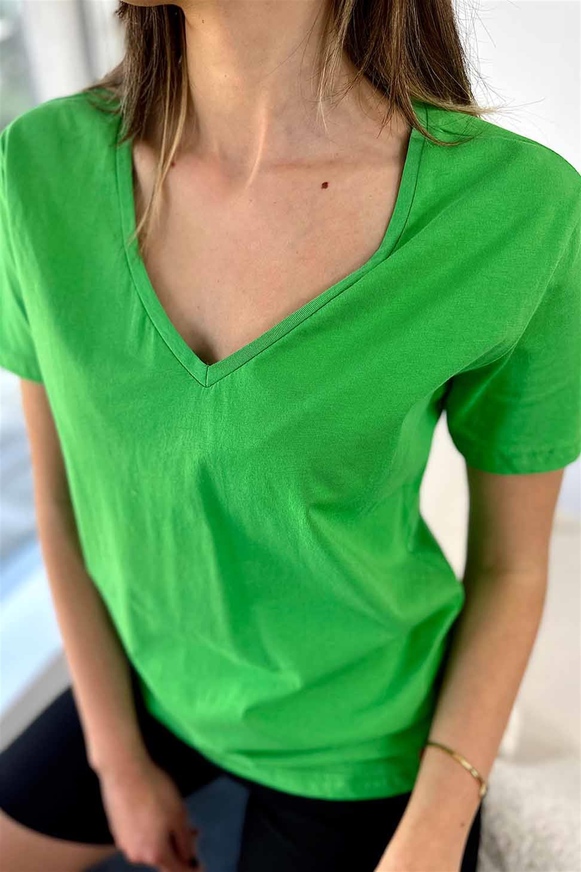 V Yaka Pamuklu Asimetrik Boy Basic Tişört Yeşil