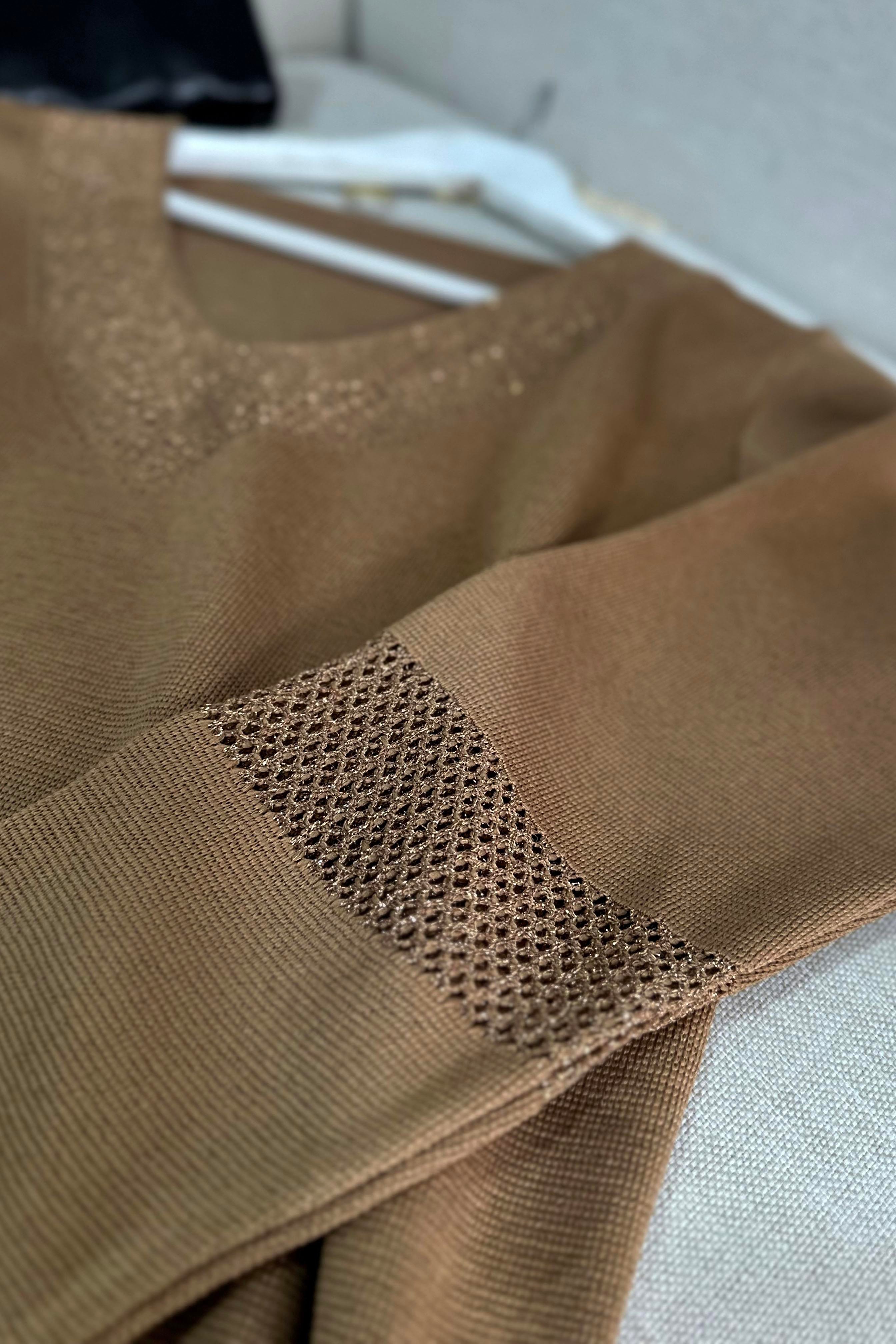 V Yaka Sim Detaylı Triko Bluz Camel