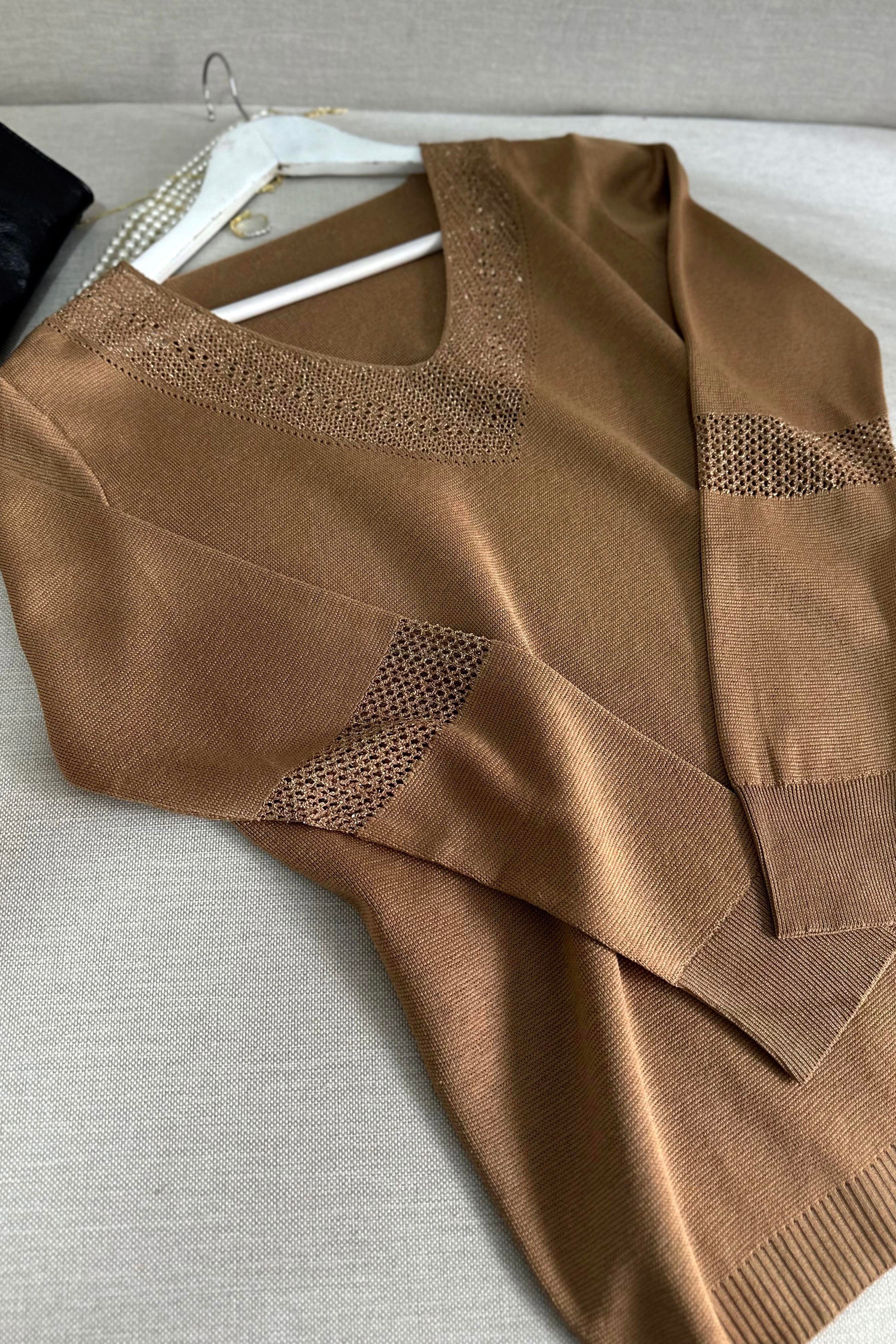 V Yaka Sim Detaylı Triko Bluz Camel