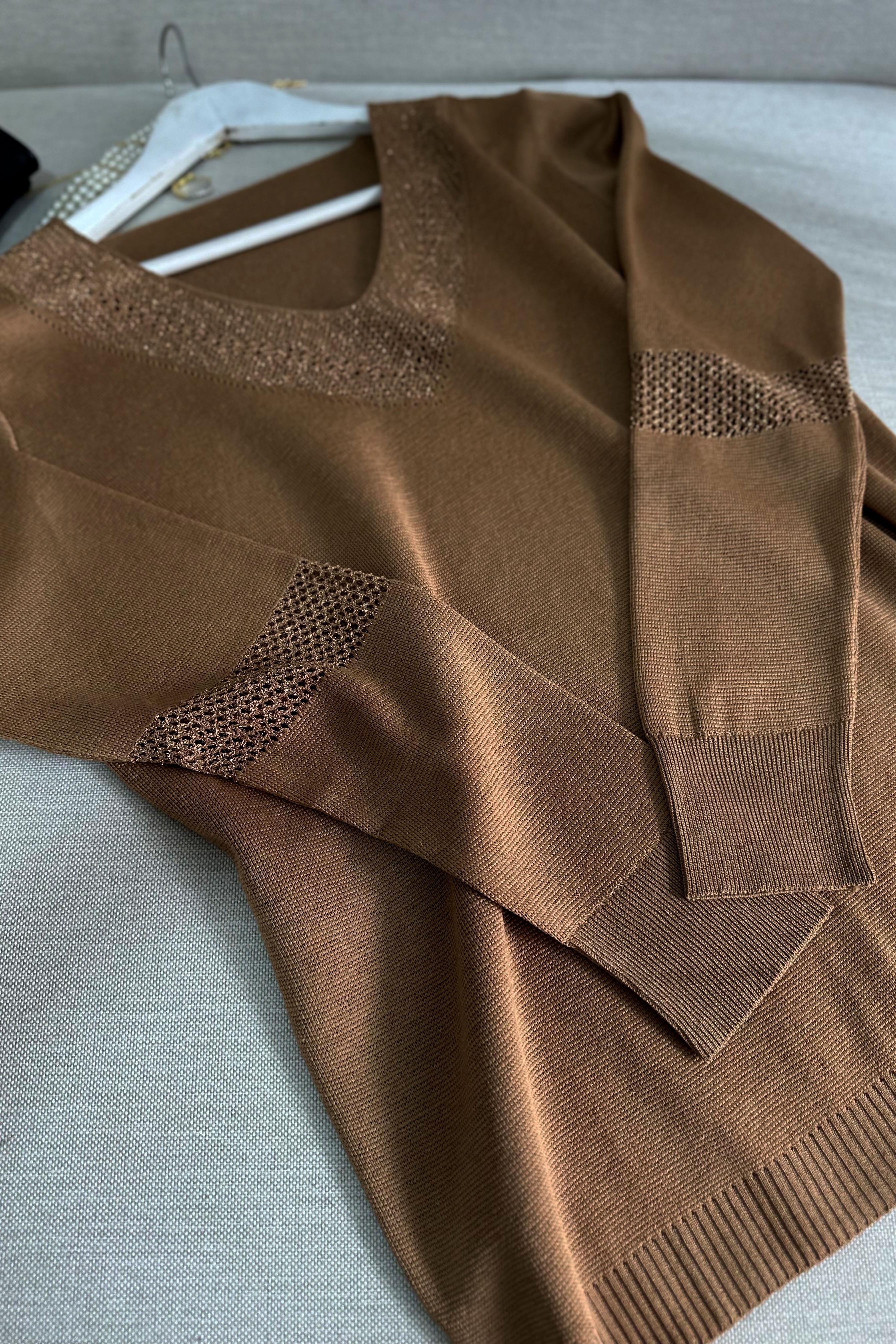 V Yaka Sim Detaylı Triko Bluz Camel