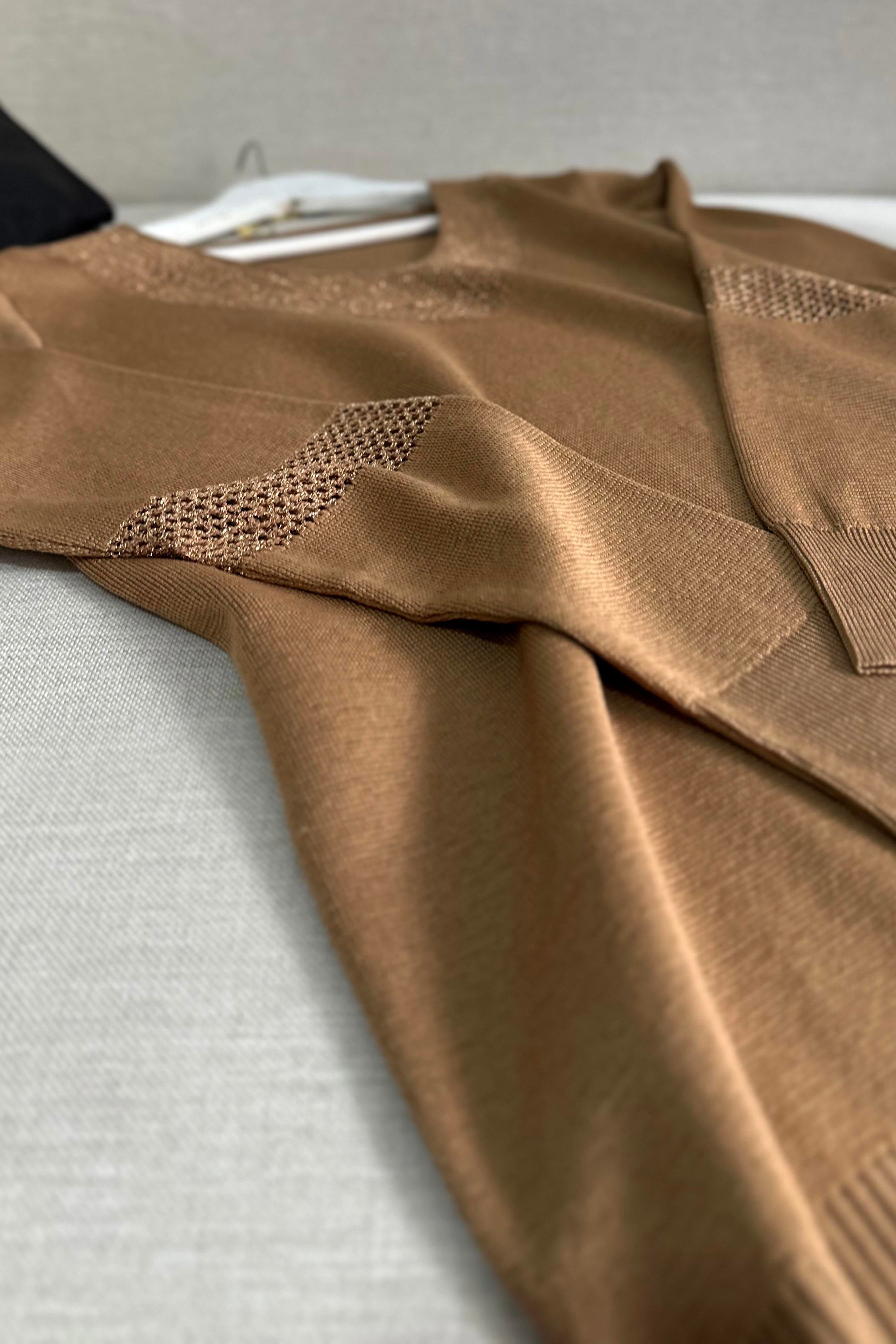 V Yaka Sim Detaylı Triko Bluz Camel
