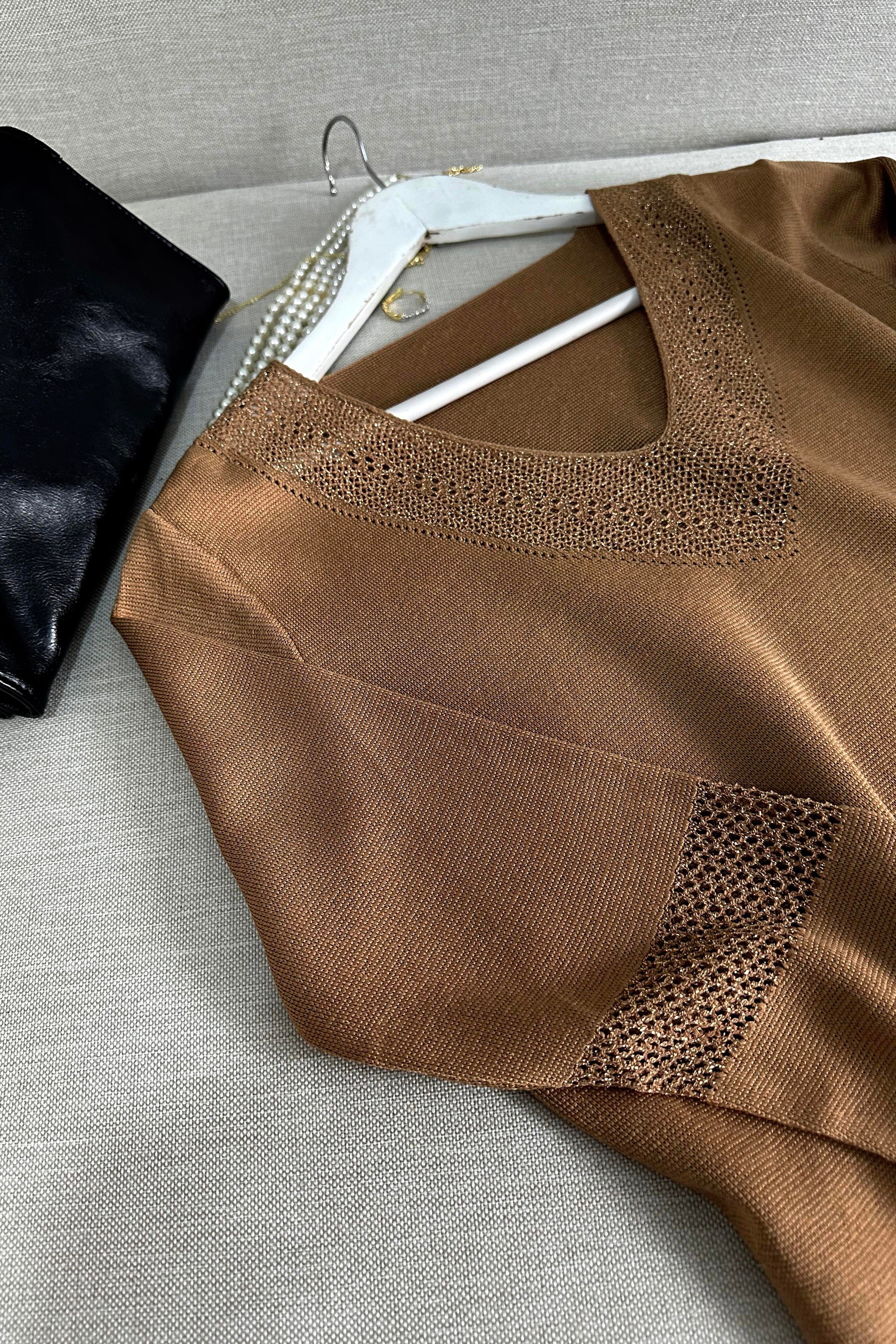 V Yaka Sim Detaylı Triko Bluz Camel