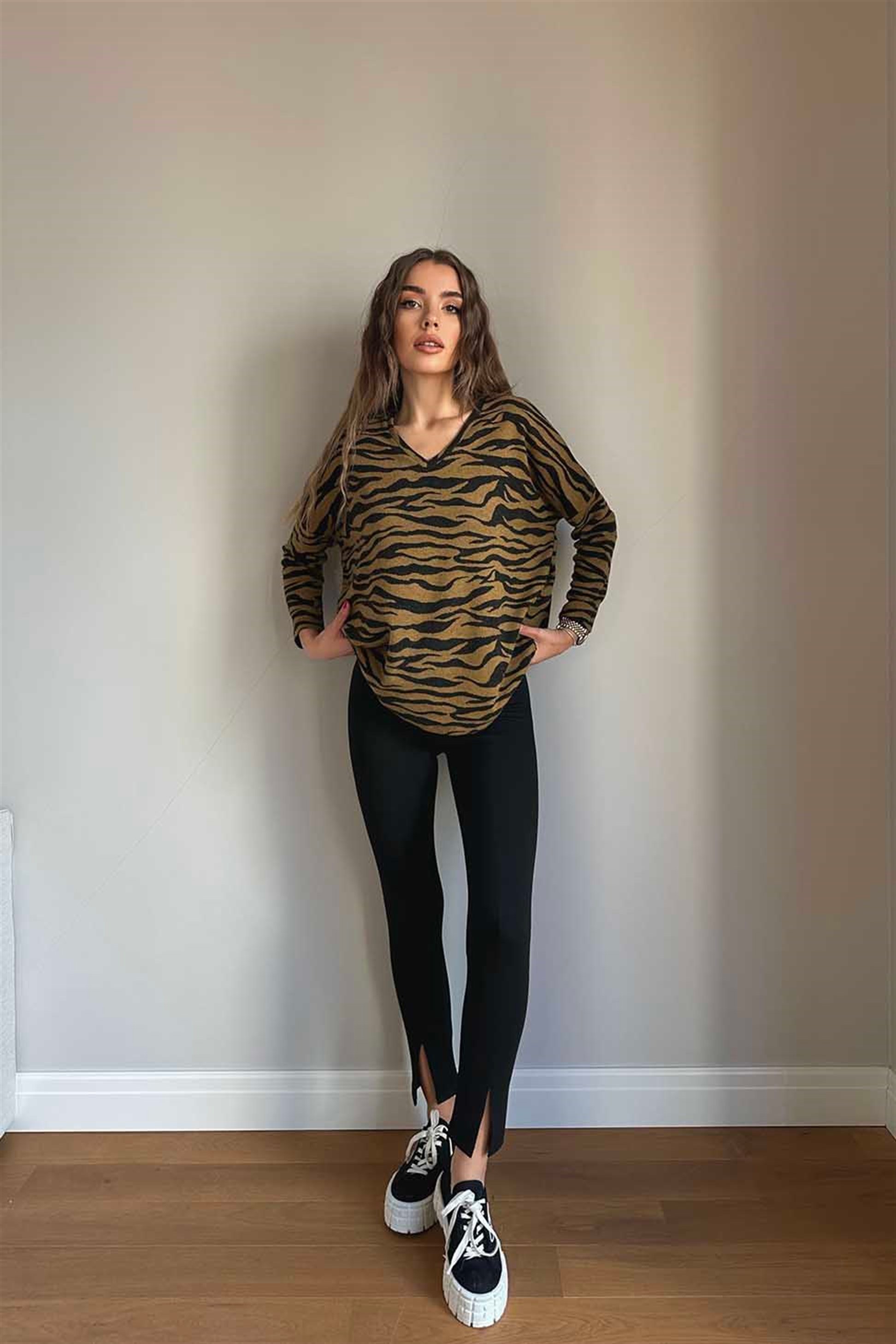 V Yaka Zebra Desenli Bluz Hardal