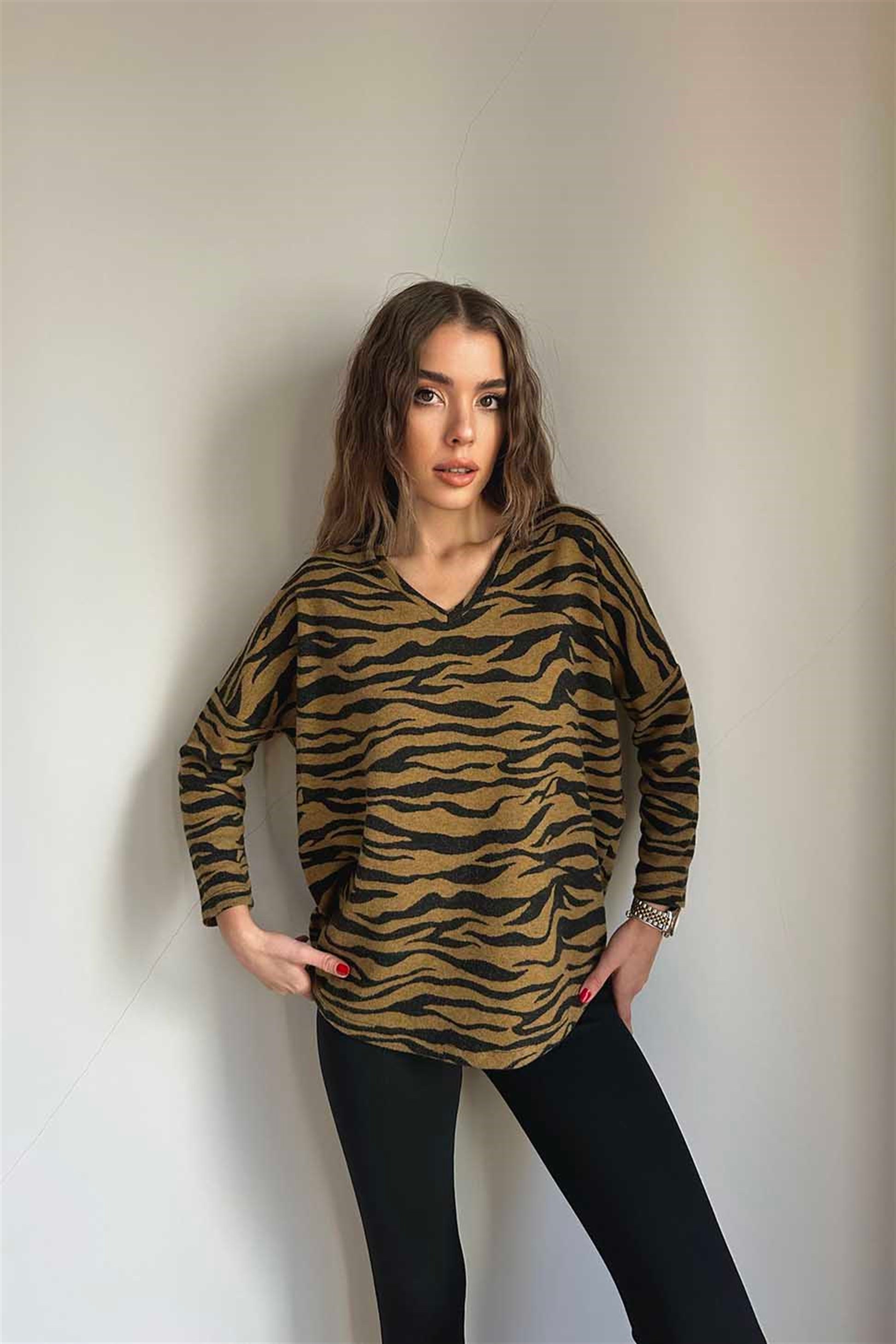 V Yaka Zebra Desenli Bluz Hardal