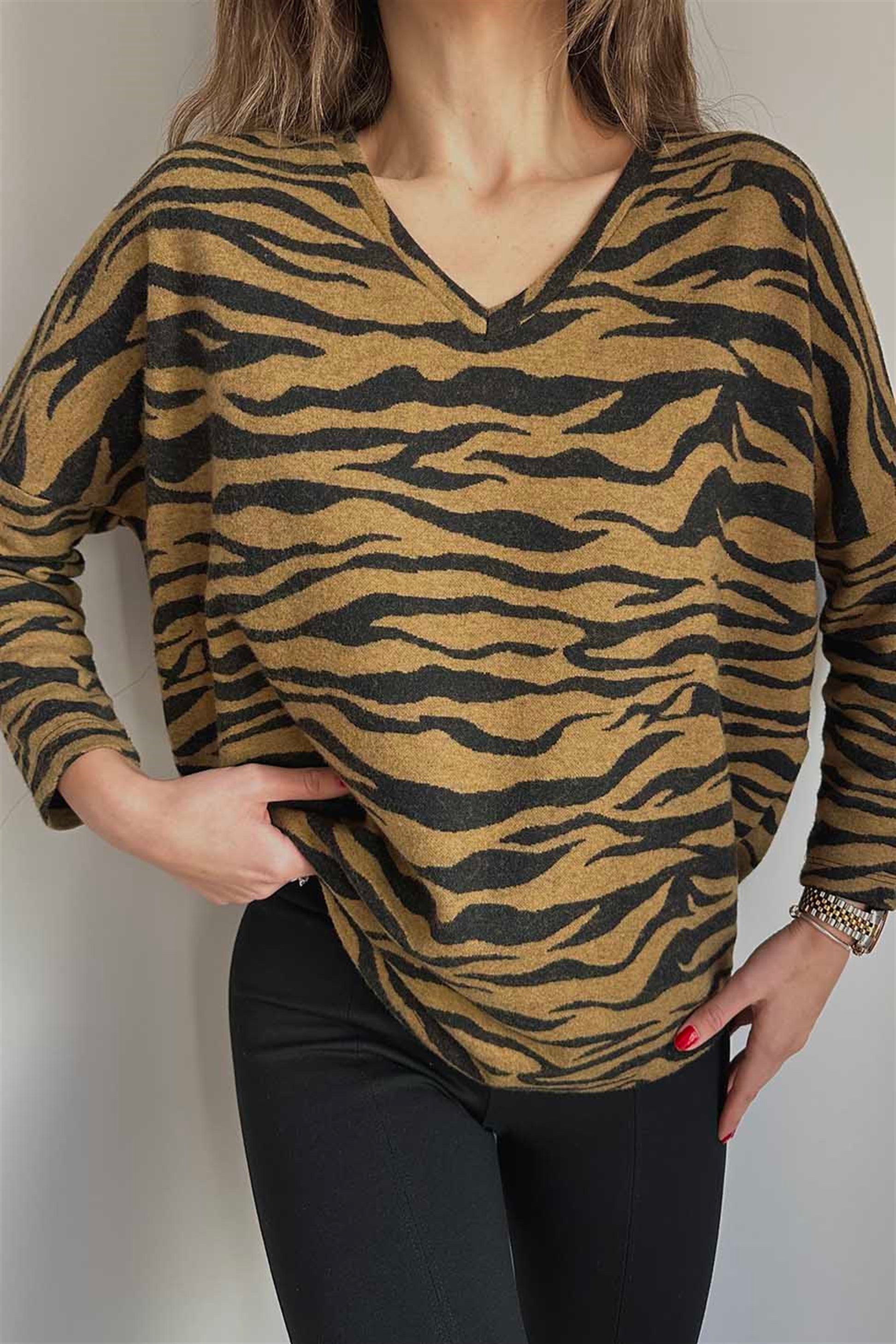 V Yaka Zebra Desenli Bluz Hardal