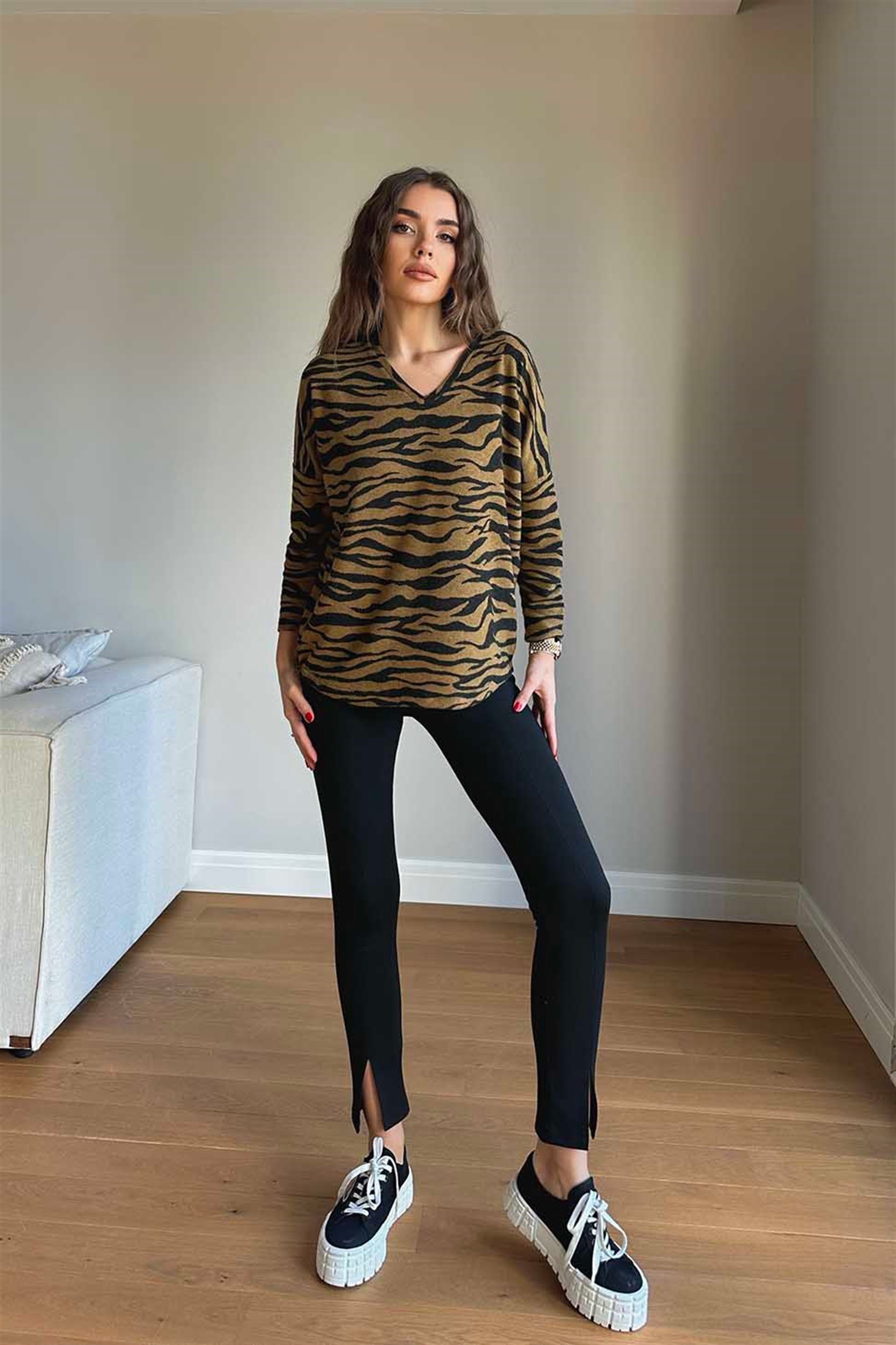 V Yaka Zebra Desenli Bluz Hardal