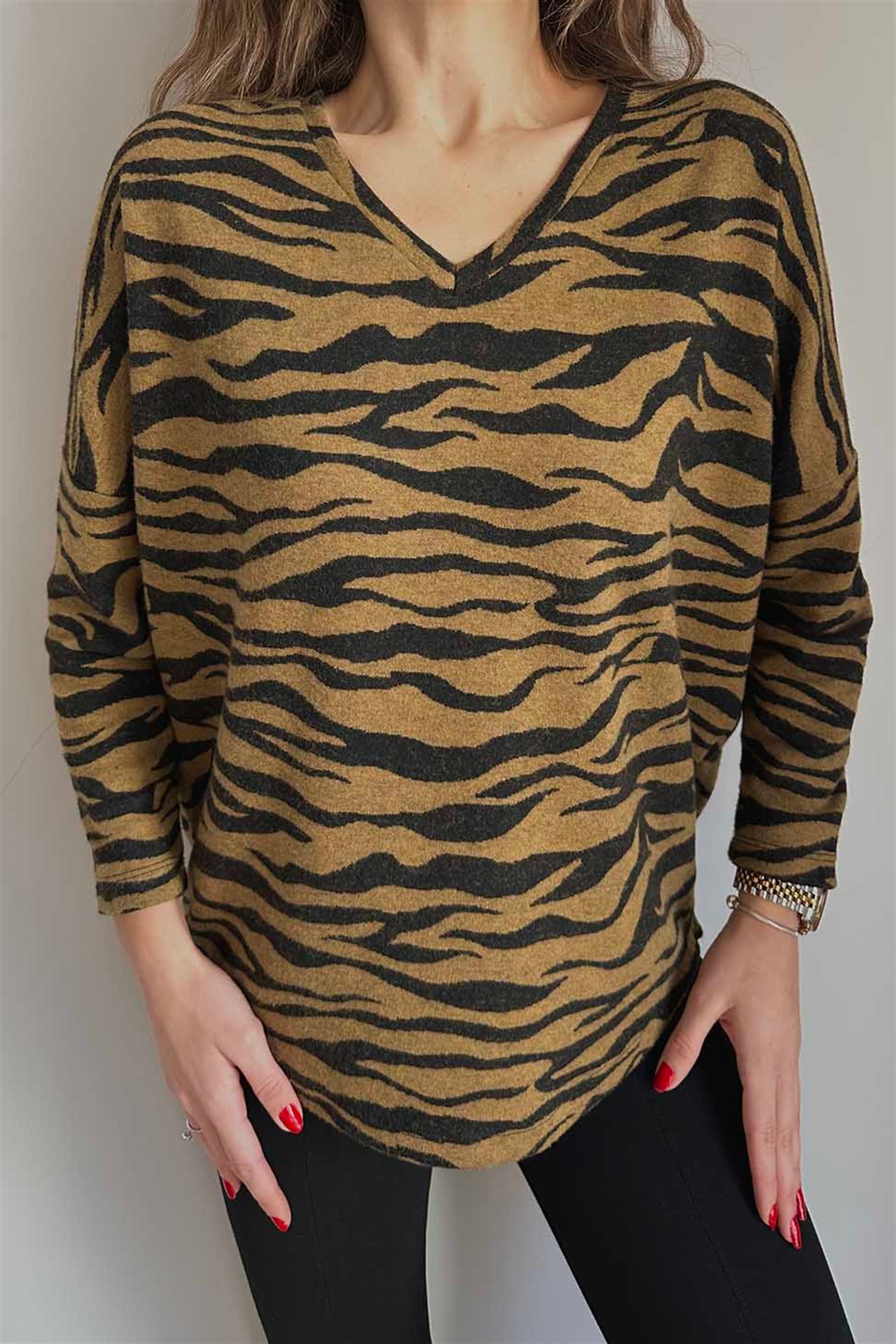 V Yaka Zebra Desenli Bluz Hardal