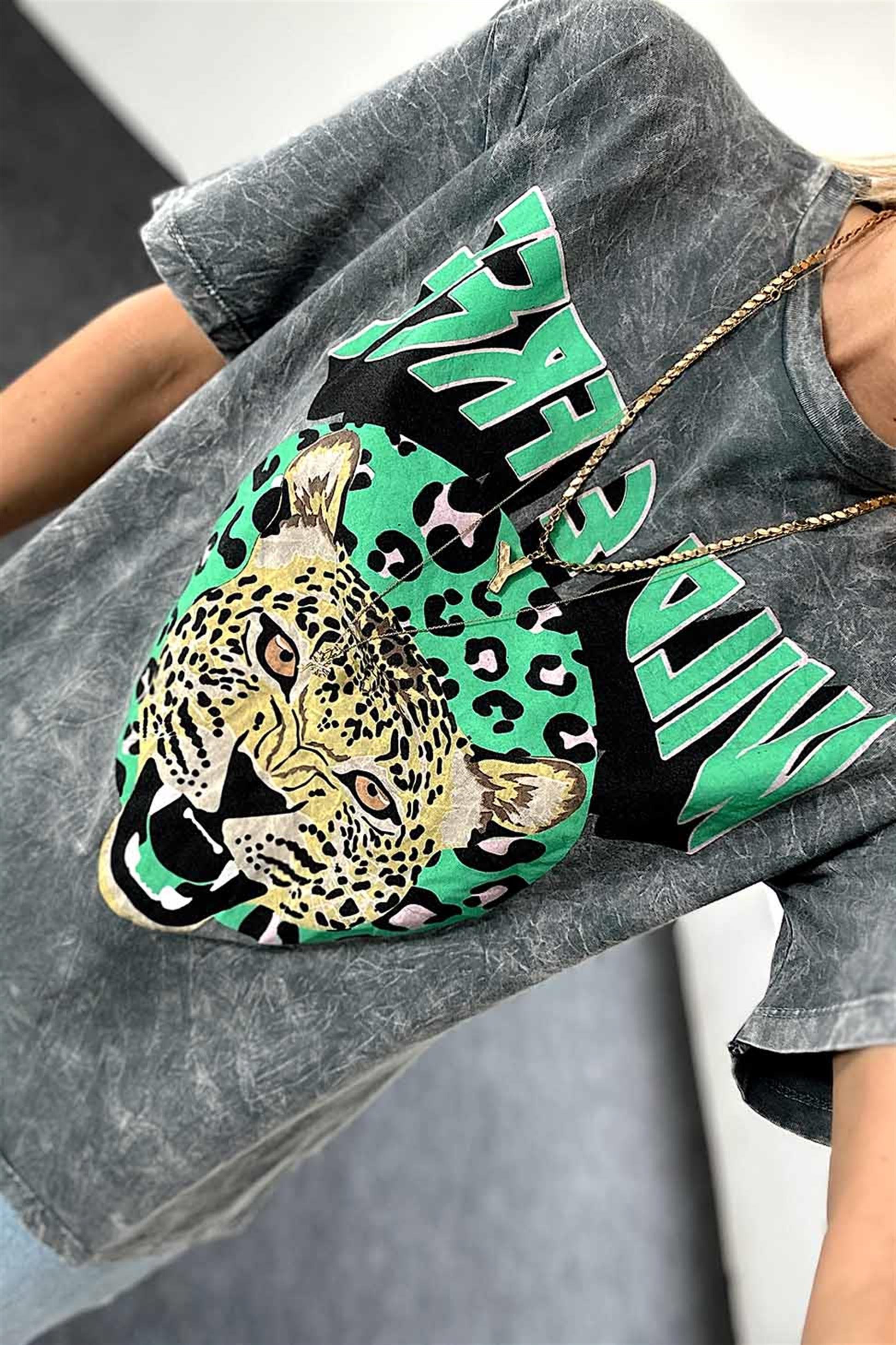 Wild Leopar Baskılı Yıkamalı Tişört Gri