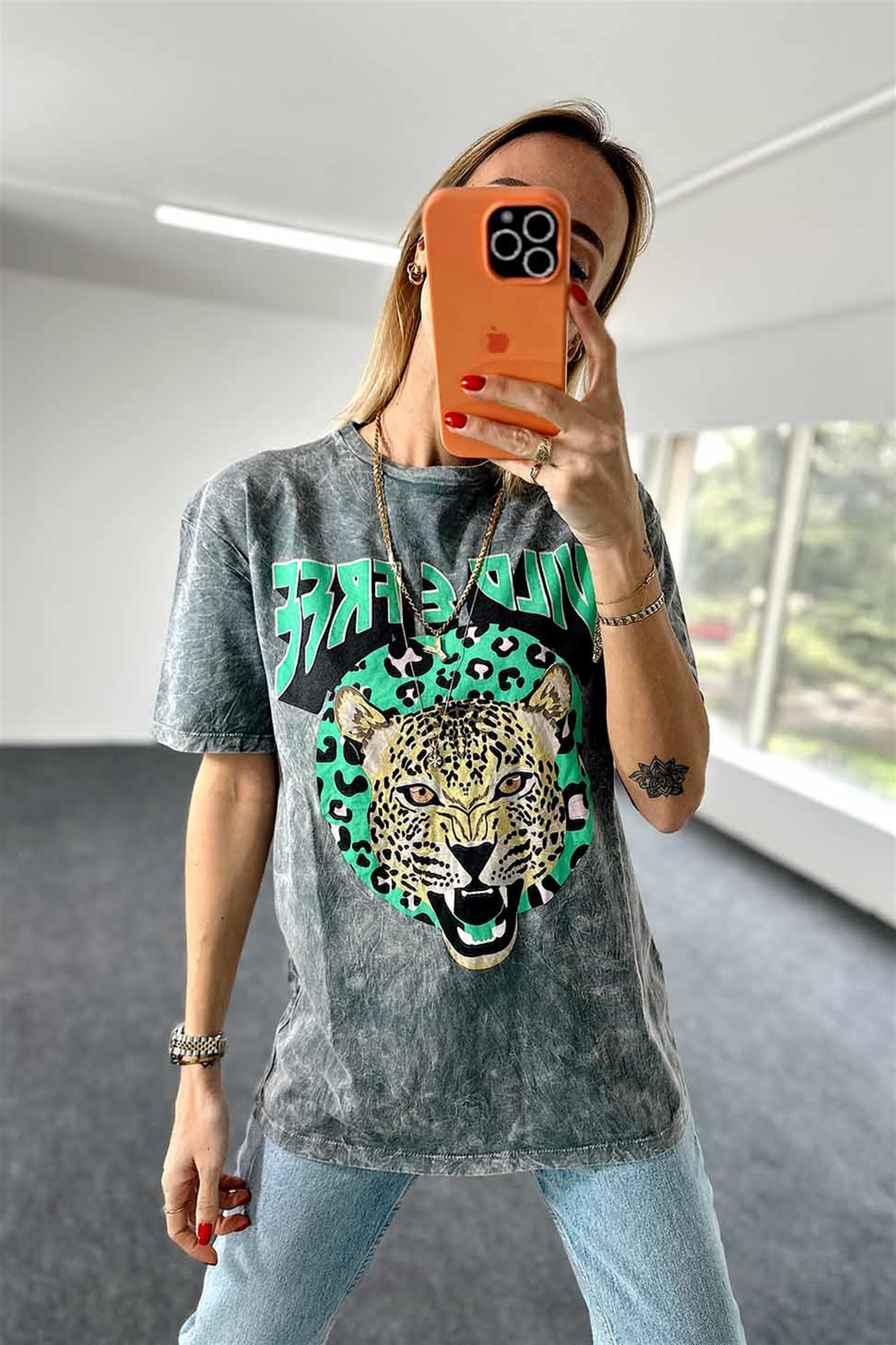 Wild Leopar Baskılı Yıkamalı Tişört Gri