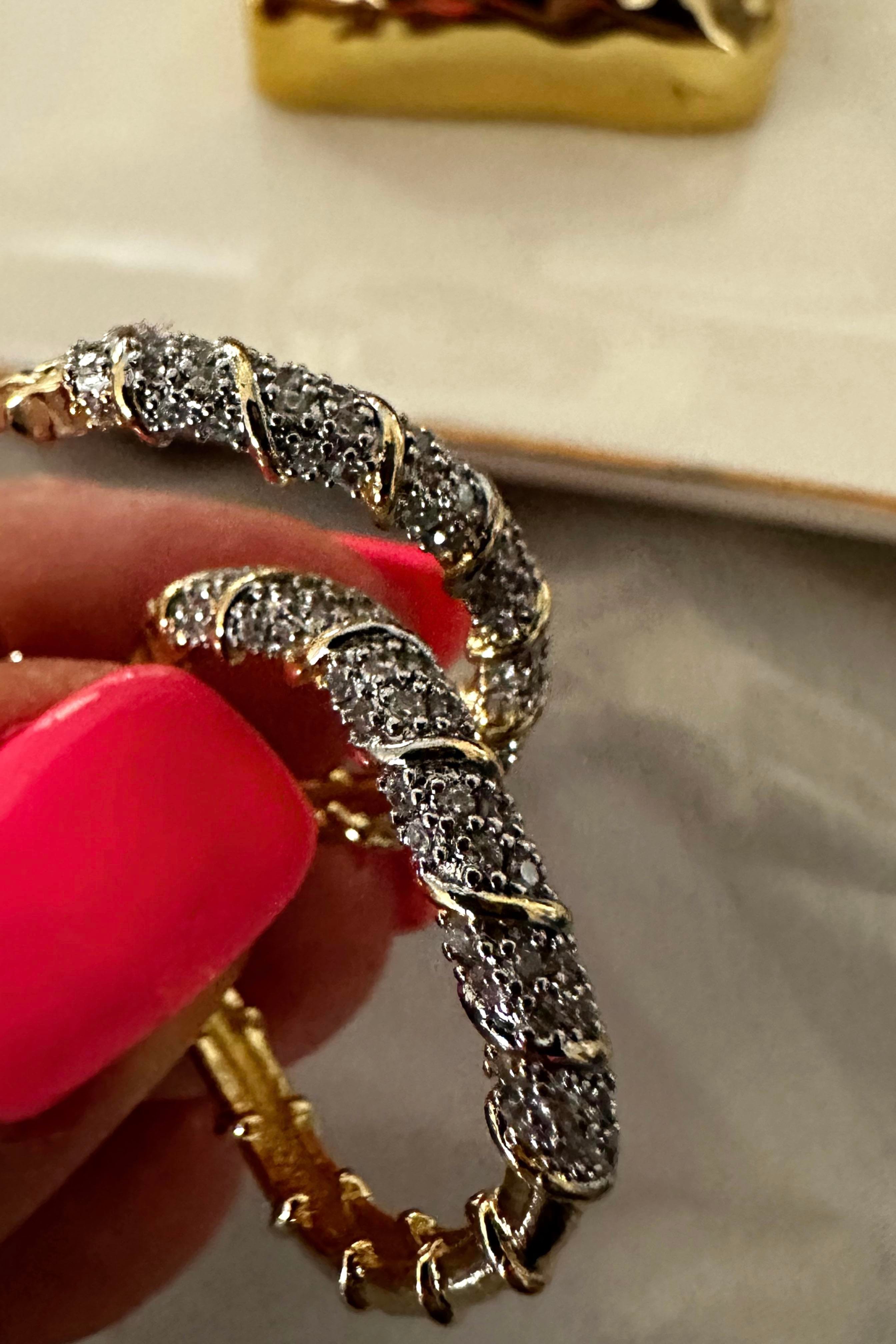 Xuping Burgu Model Taş Detay Halka Küpe Gold
