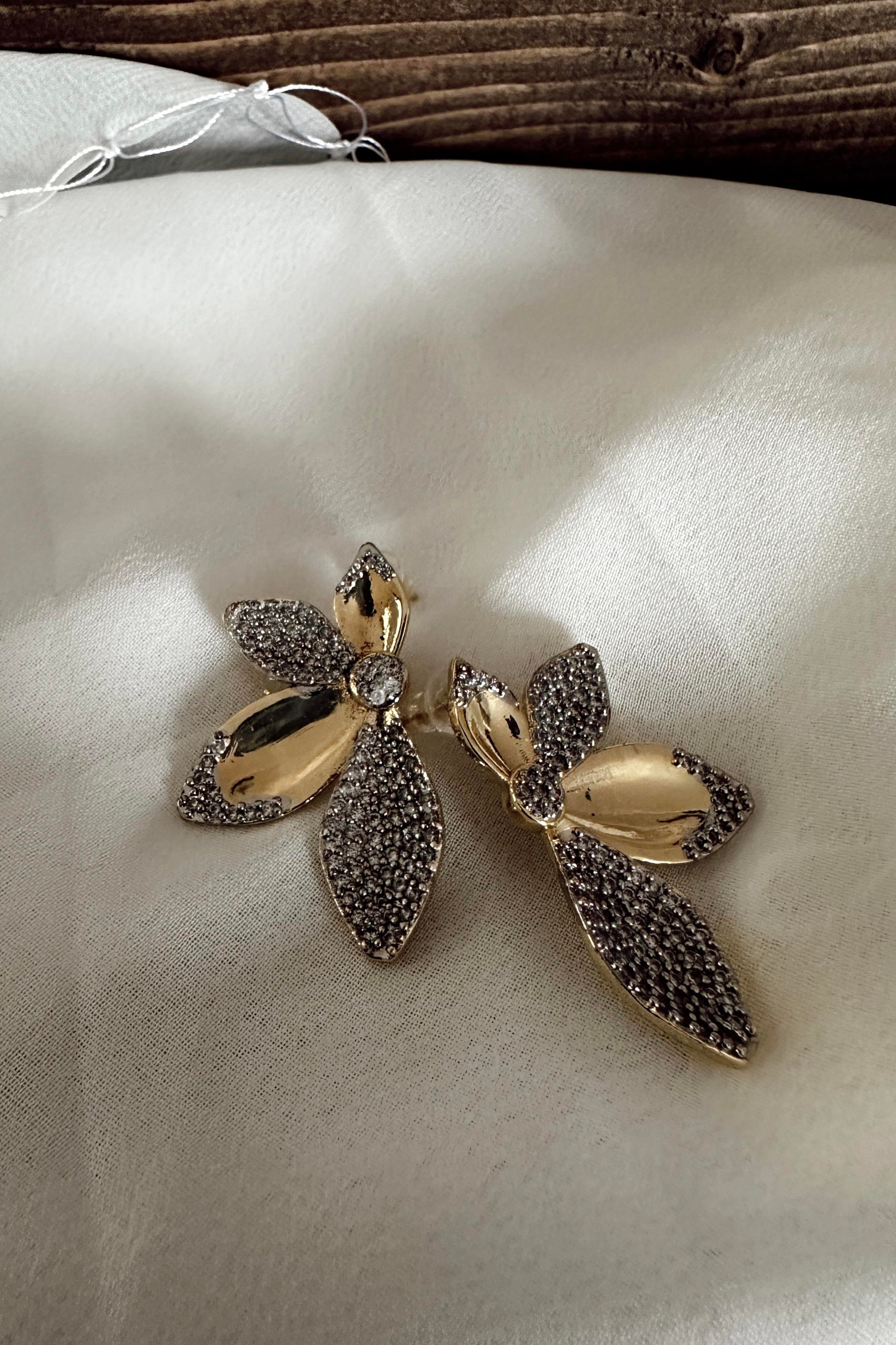 Xuping Çiçek Model Zirkon Taşlı Küpe Gold