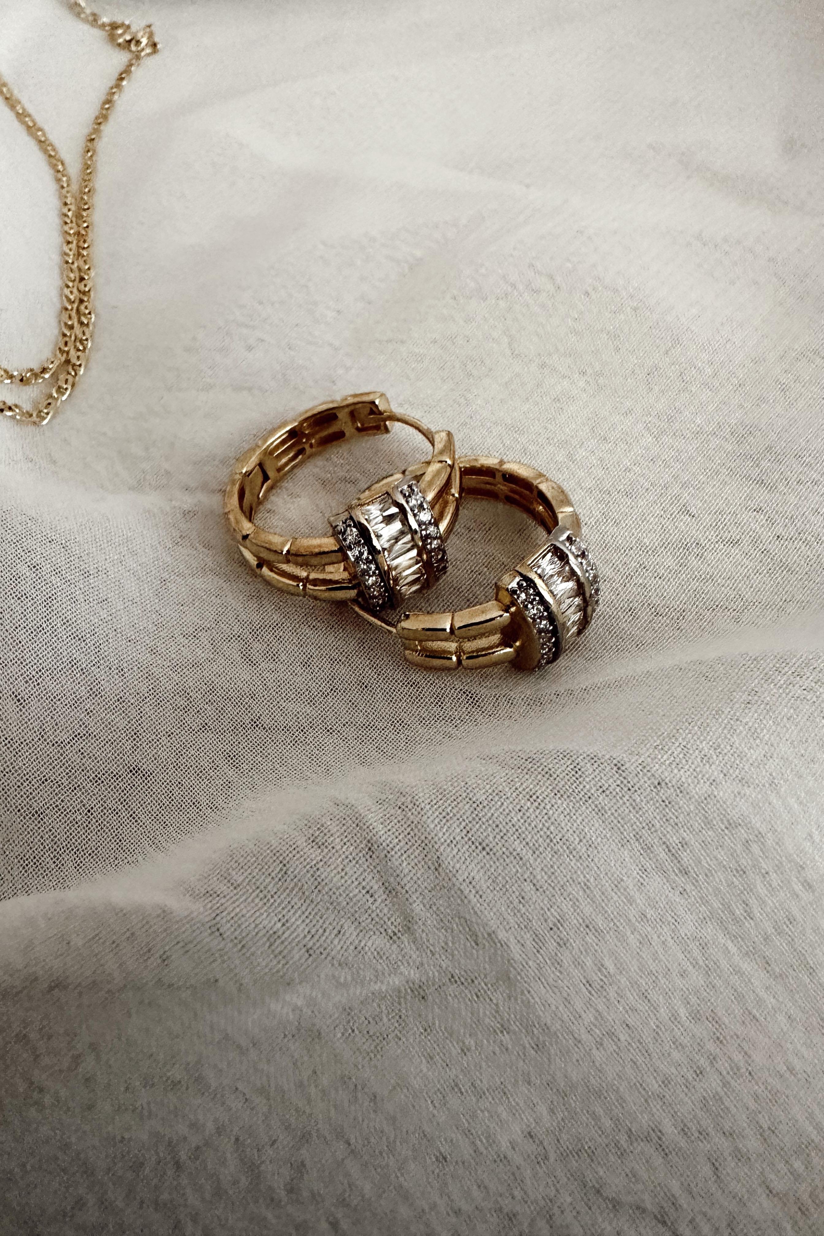Xuping Zirkon Sıra Taşlı Halka Küpe Gold