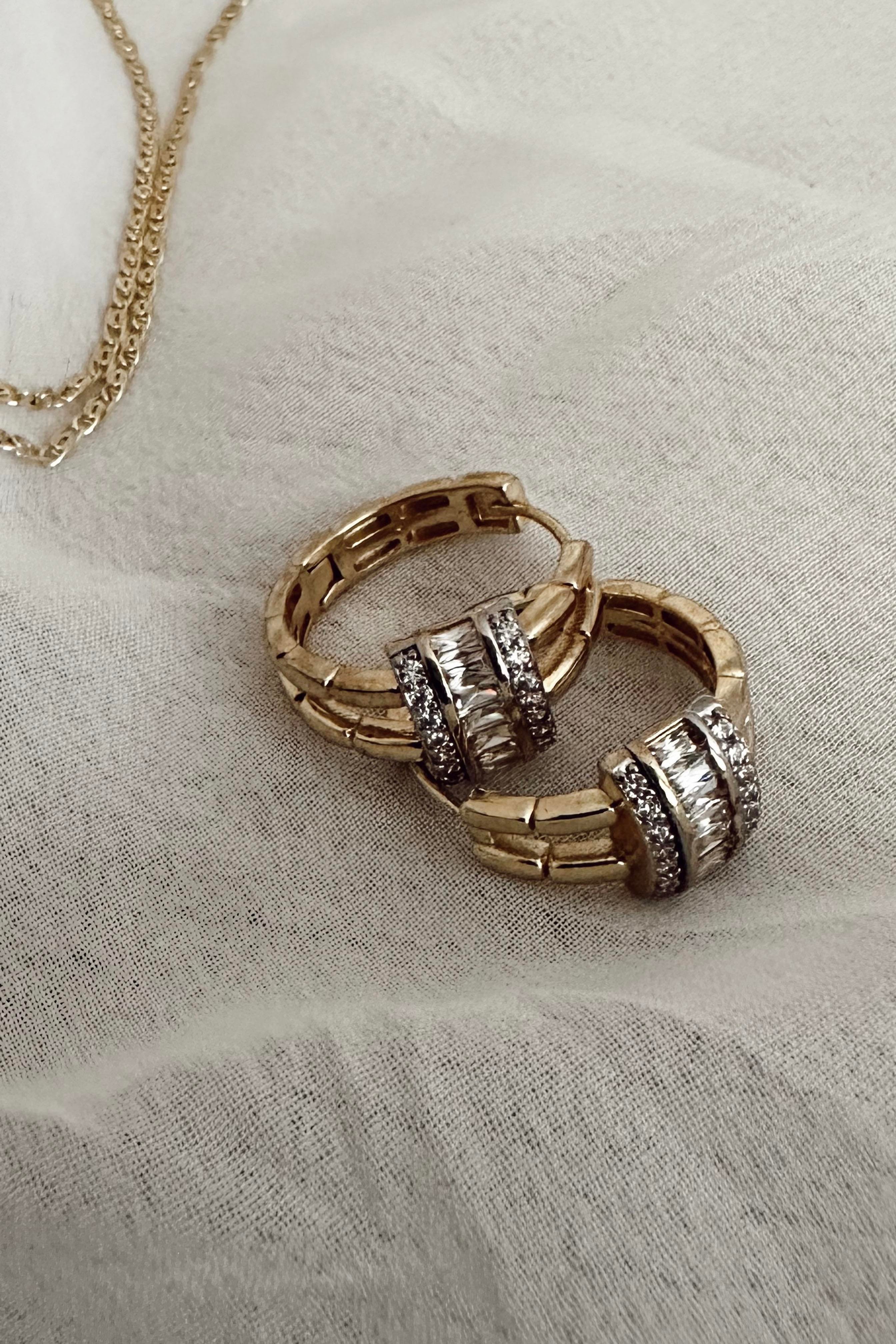 Xuping Zirkon Sıra Taşlı Halka Küpe Gold