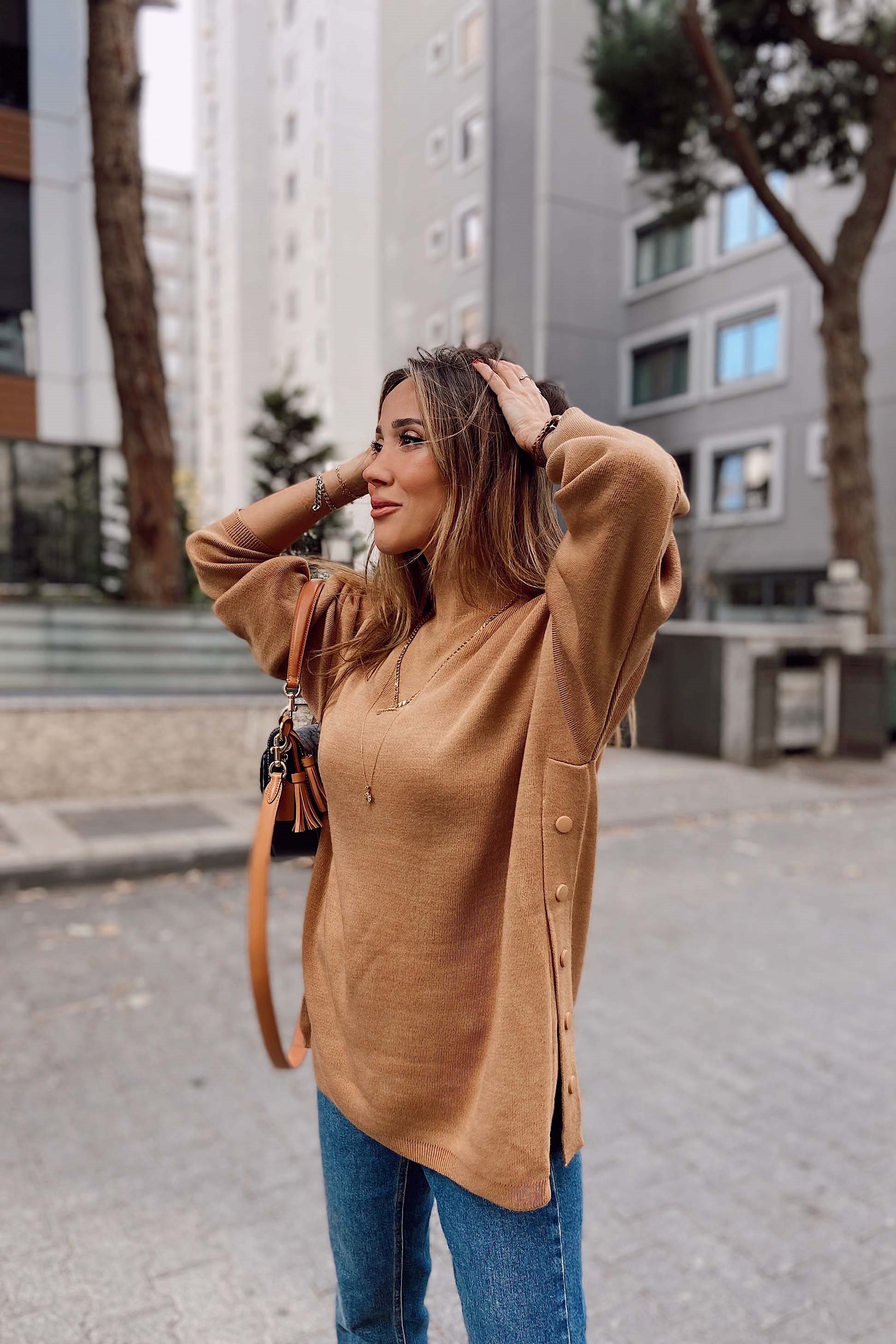 Yarı Balıkçı Yaka Yırtmaç Düğmeli Triko Kazak Camel