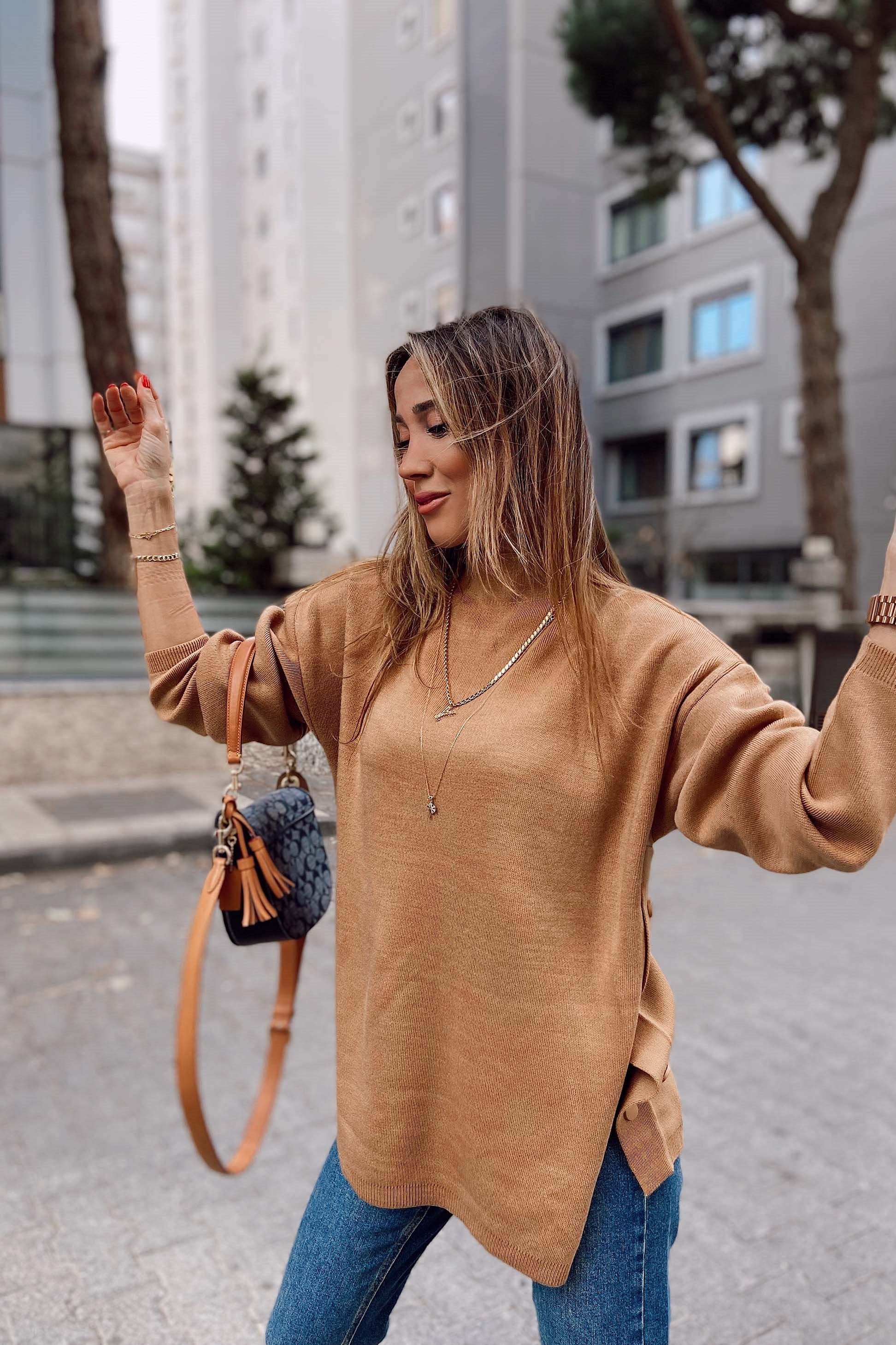Yarı Balıkçı Yaka Yırtmaç Düğmeli Triko Kazak Camel