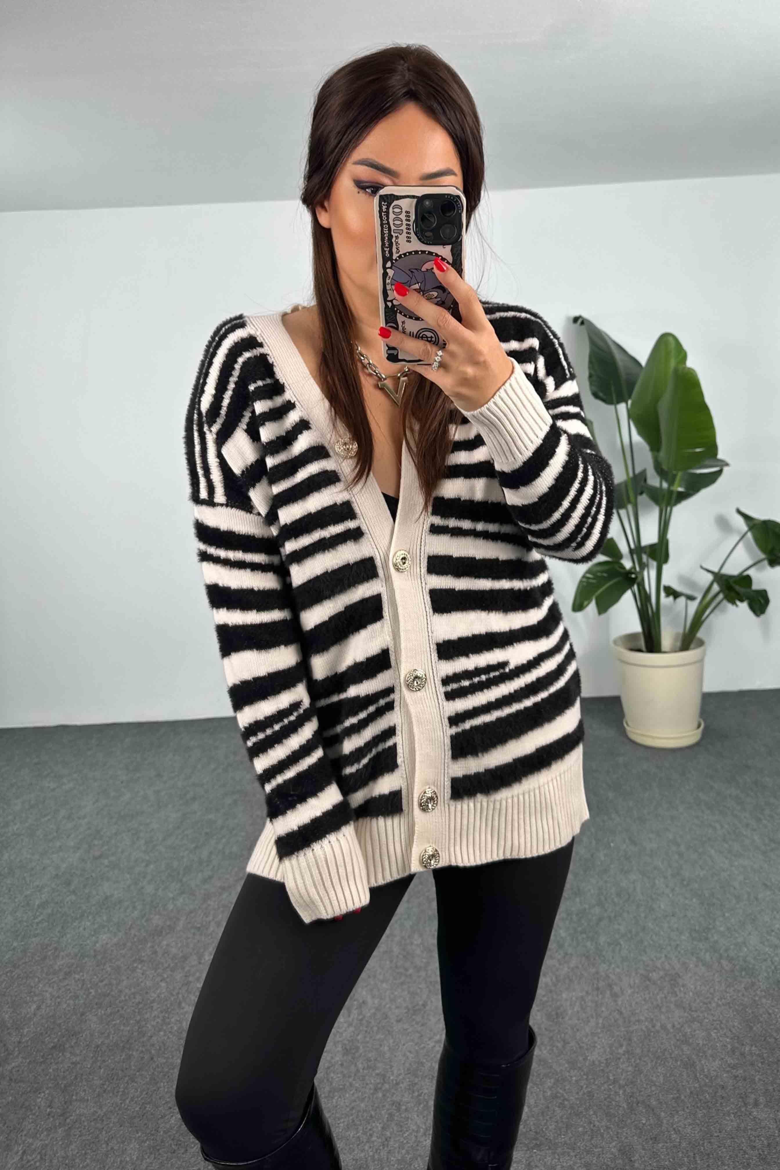 Yumoş Dokulu Zebra Tasarım Hırka Siyah