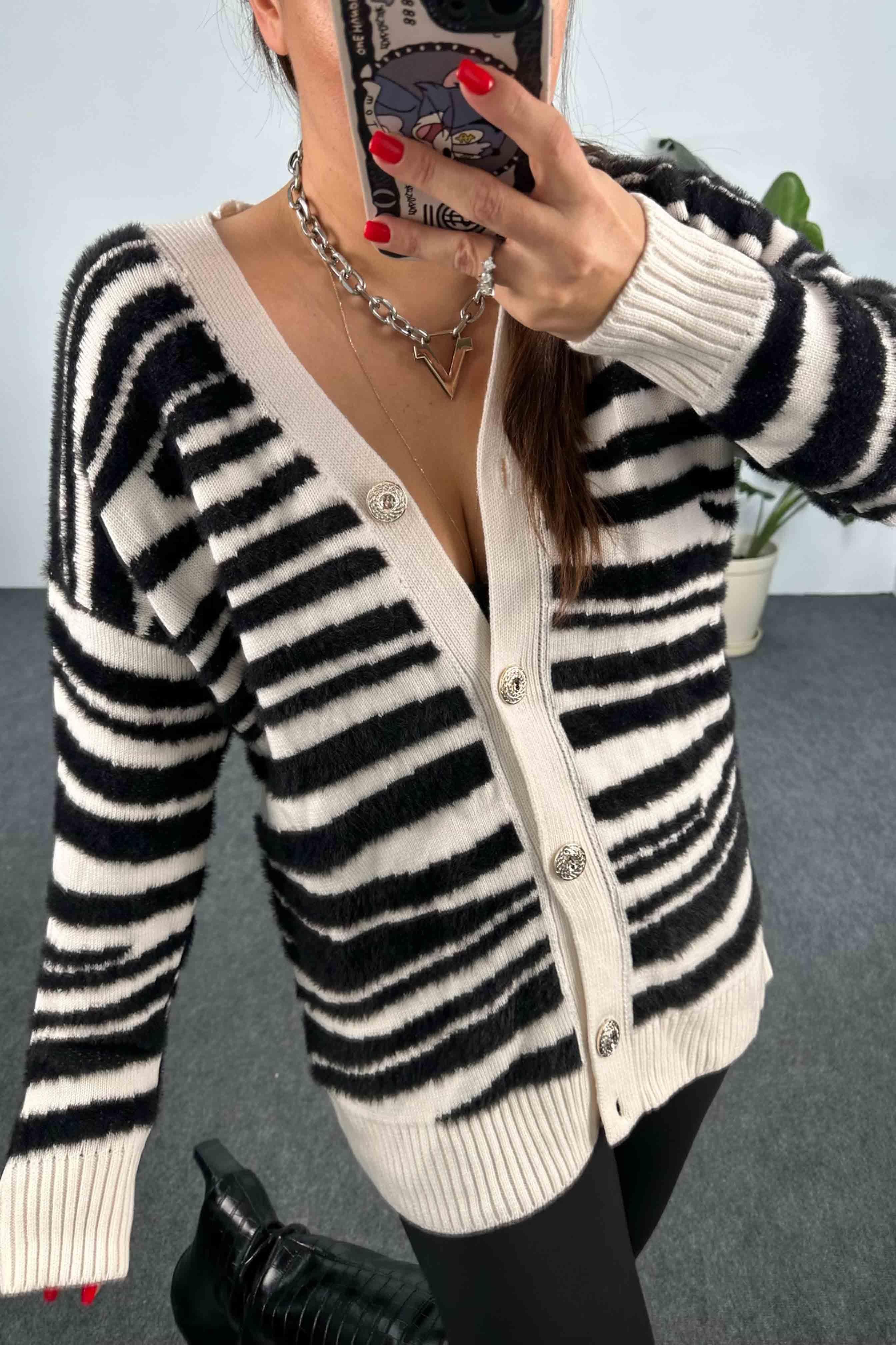 Yumoş Dokulu Zebra Tasarım Hırka Siyah