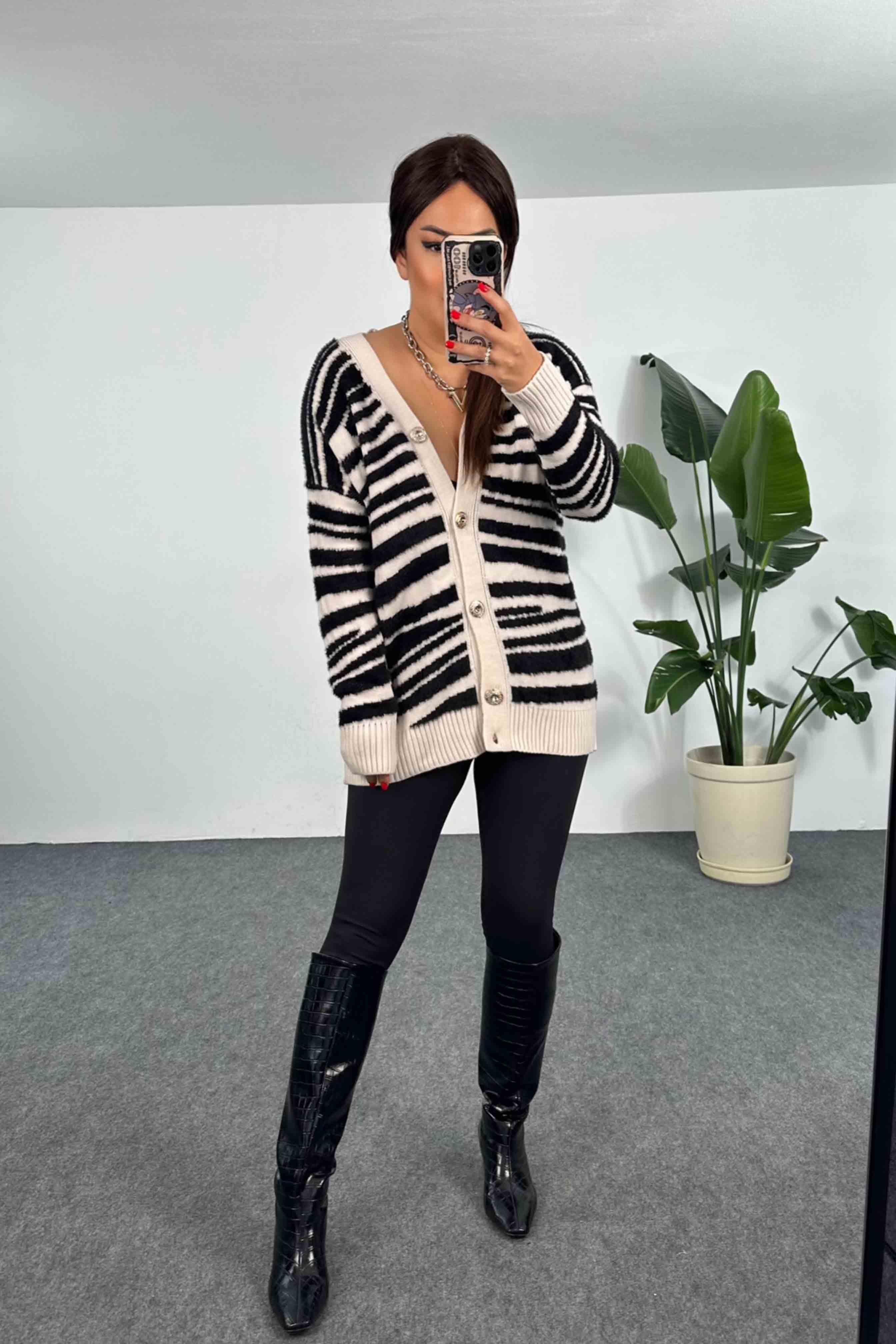 Yumoş Dokulu Zebra Tasarım Hırka Siyah