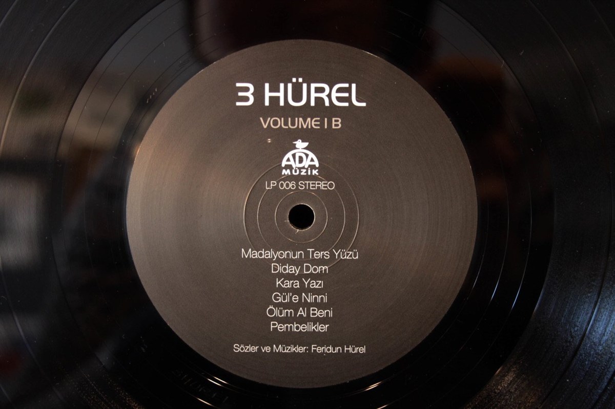 3 HÜREL - VOLUME 1