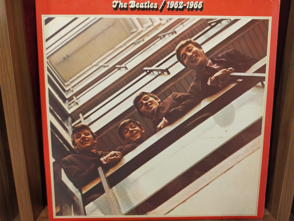 THE BEATLES - RED ALBUM (1962/1966)