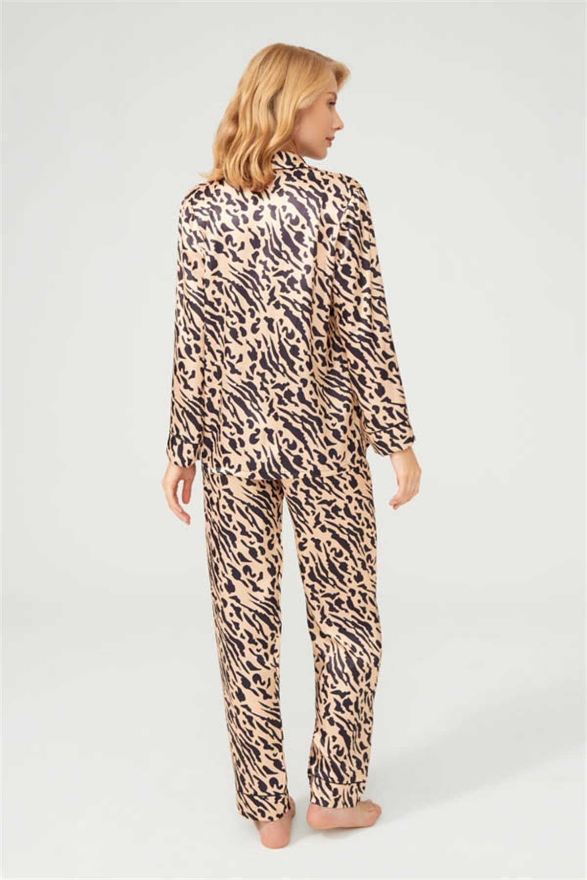 Leopar Desenli Önden Düğmeli Saten Kadın Pijama Takımı