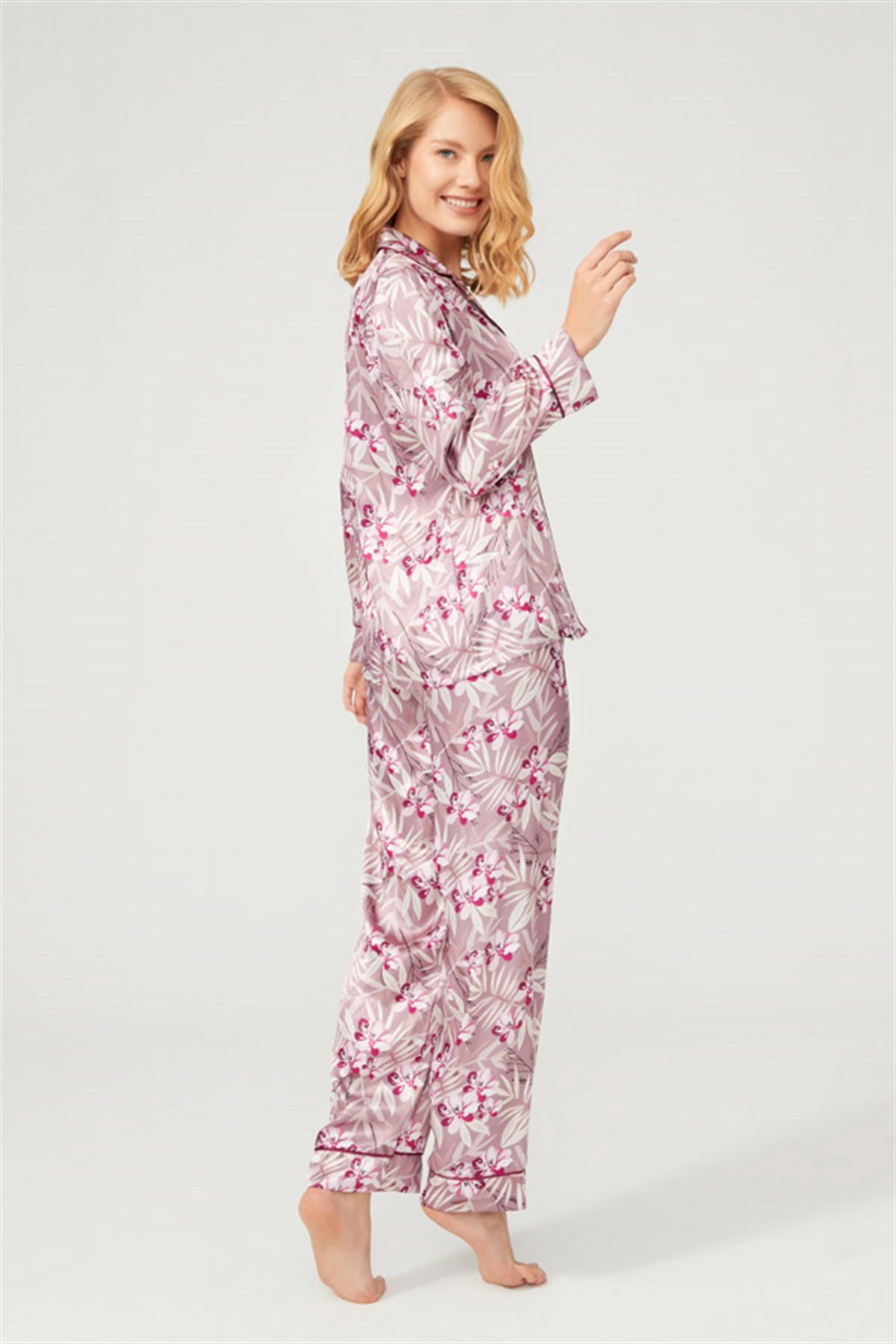 Pembe Çiçek Desenli Önden Düğmeli Saten Kadın Pijama Takımı