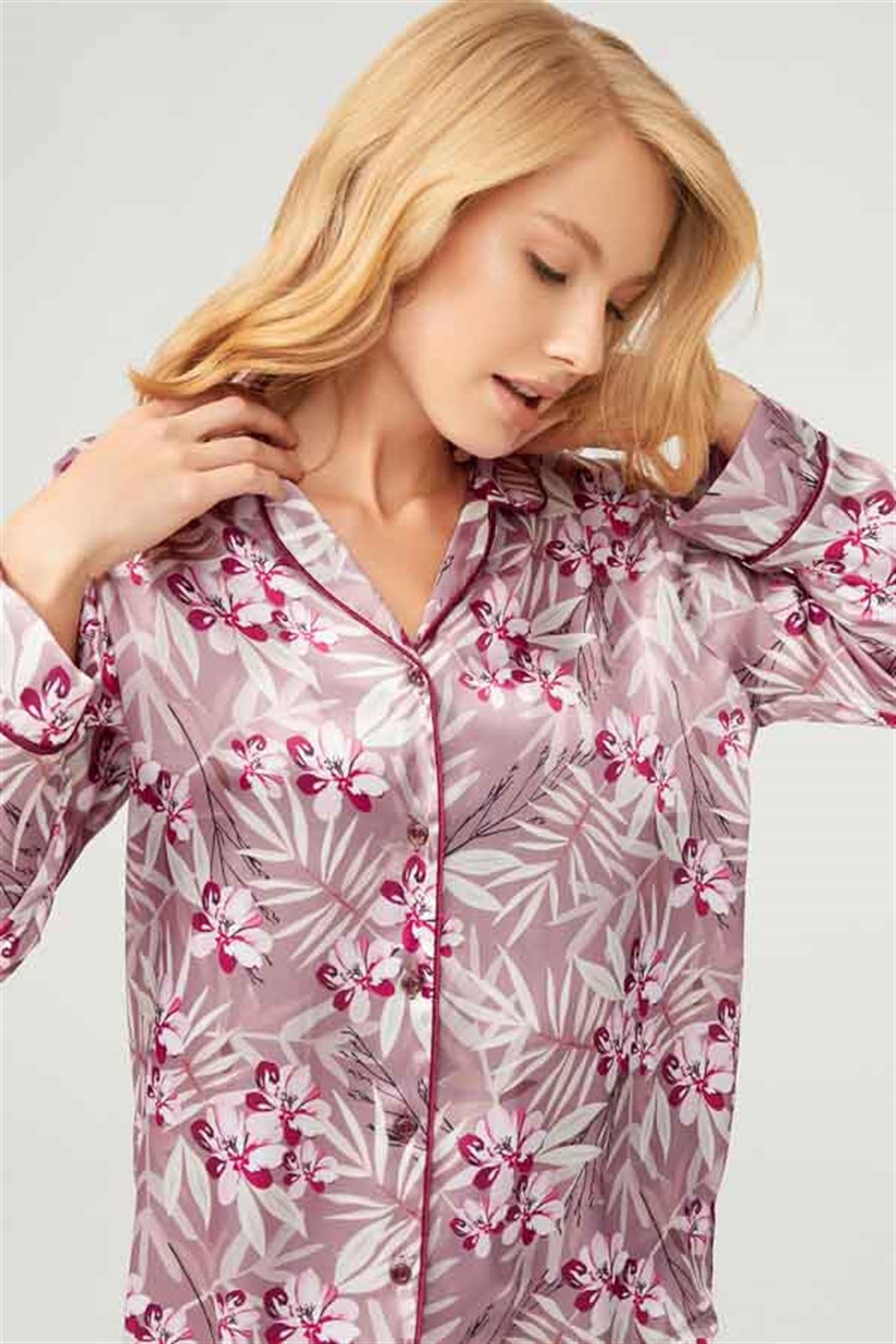 Pembe Çiçek Desenli Önden Düğmeli Saten Kadın Pijama Takımı