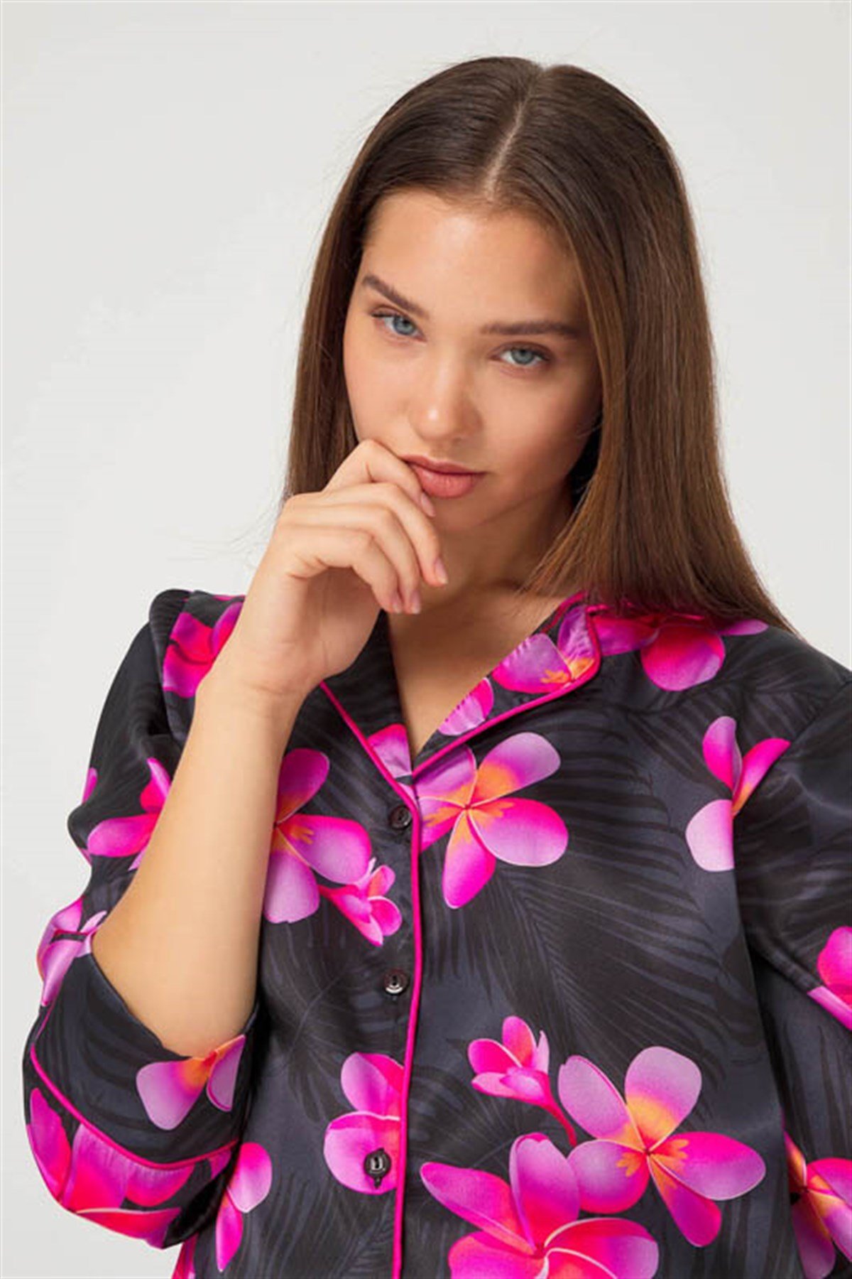 Siyah Çiçek Desenli Önden Düğmeli Saten Kadın Pijama Takımı