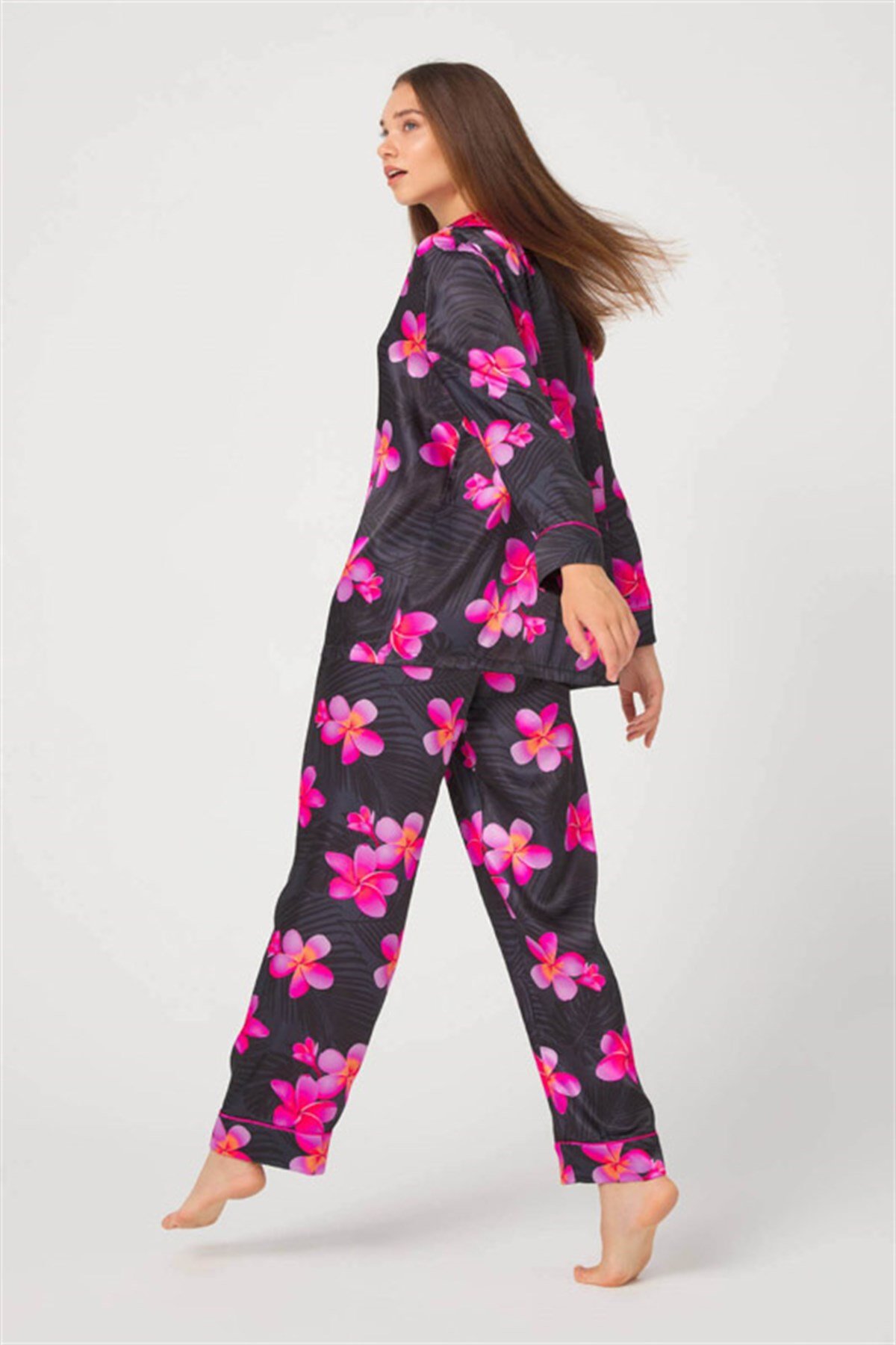 Siyah Çiçek Desenli Önden Düğmeli Saten Kadın Pijama Takımı