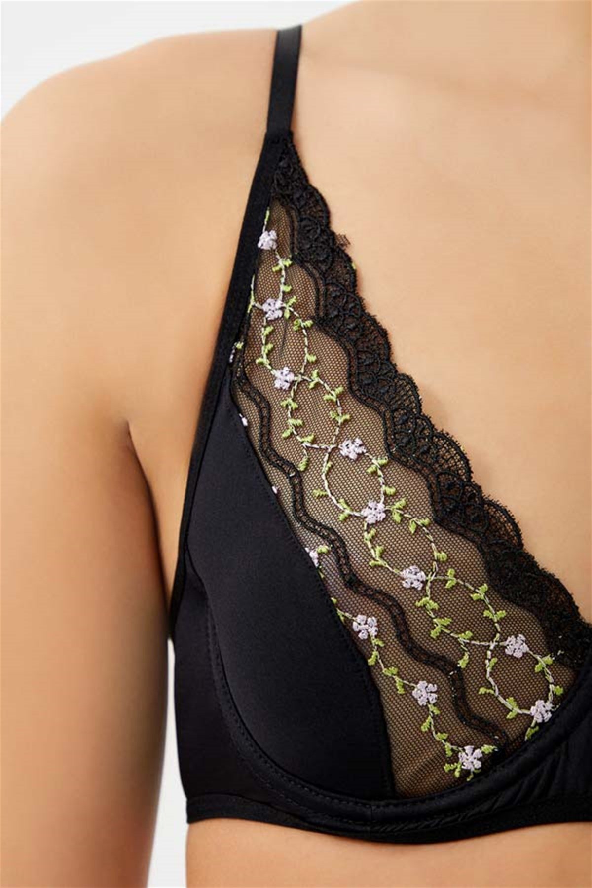 Siyah Çiçek Nakışlı Sütyen Takımı