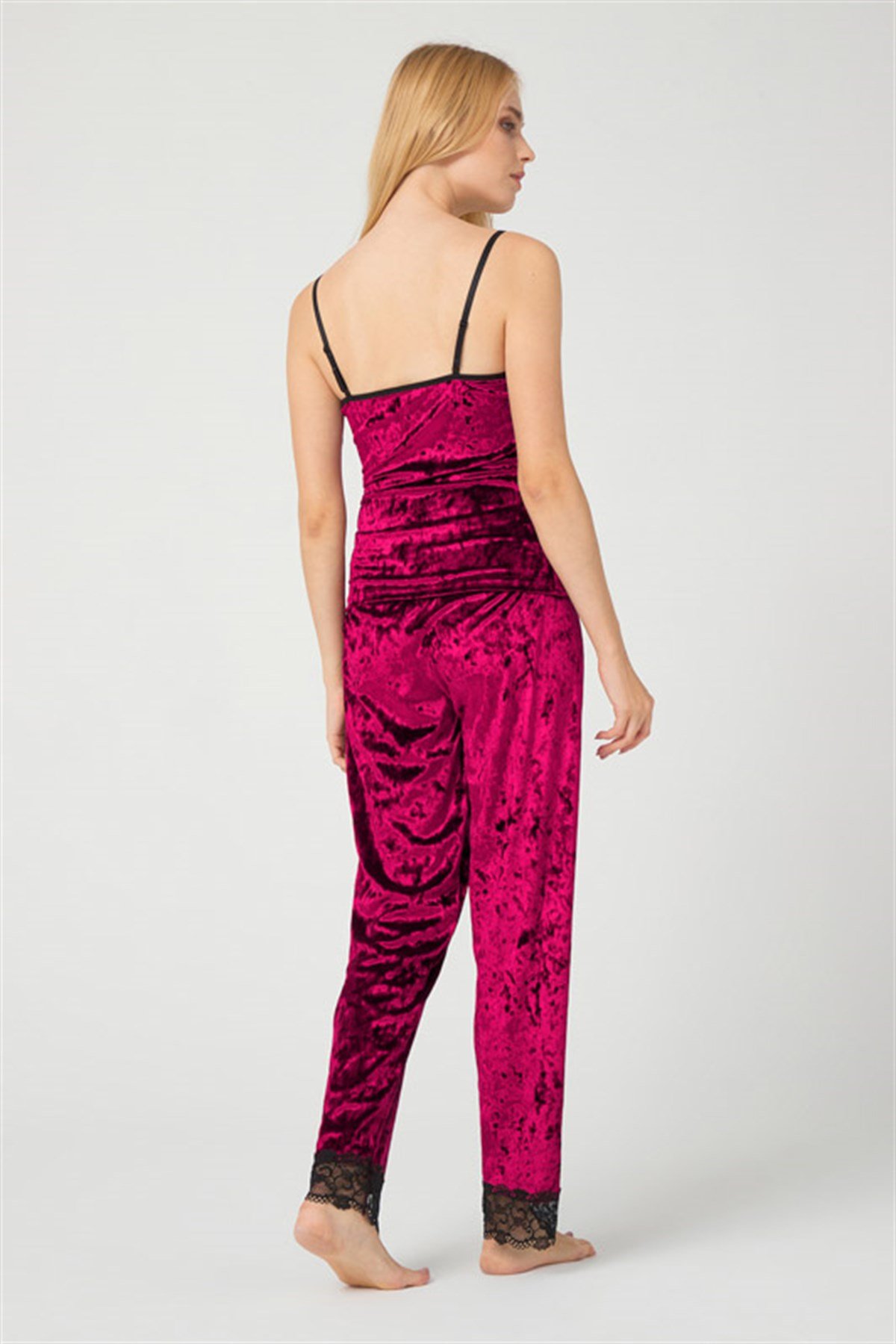 Sırtı İpli Vişne Dantelli Kadife Kadın Pijama Takımı