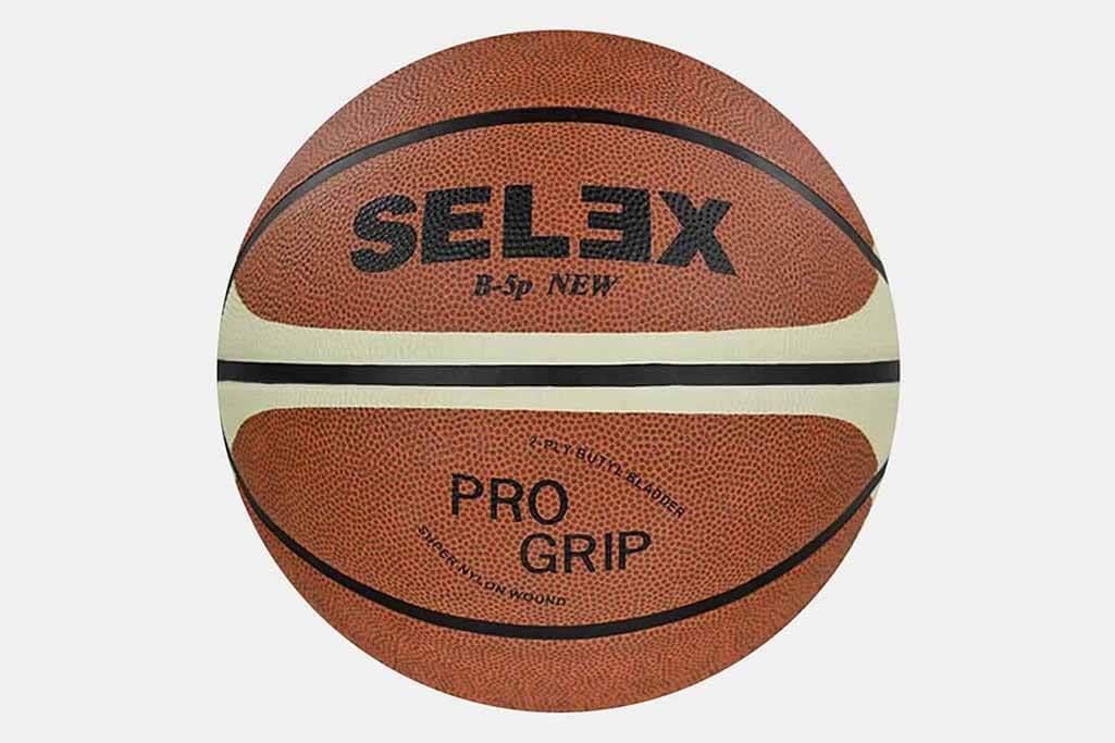 Selex SLX 500 Basketbol Topu No:5, hem sokaklarda hem de salonlarda kullanabileceğiniz bir modeldir. Dayanıklılığı, her zeminde kullanıma uygunluğu ve modern tasarımı ile her koşulda size en iyiyi sunar.